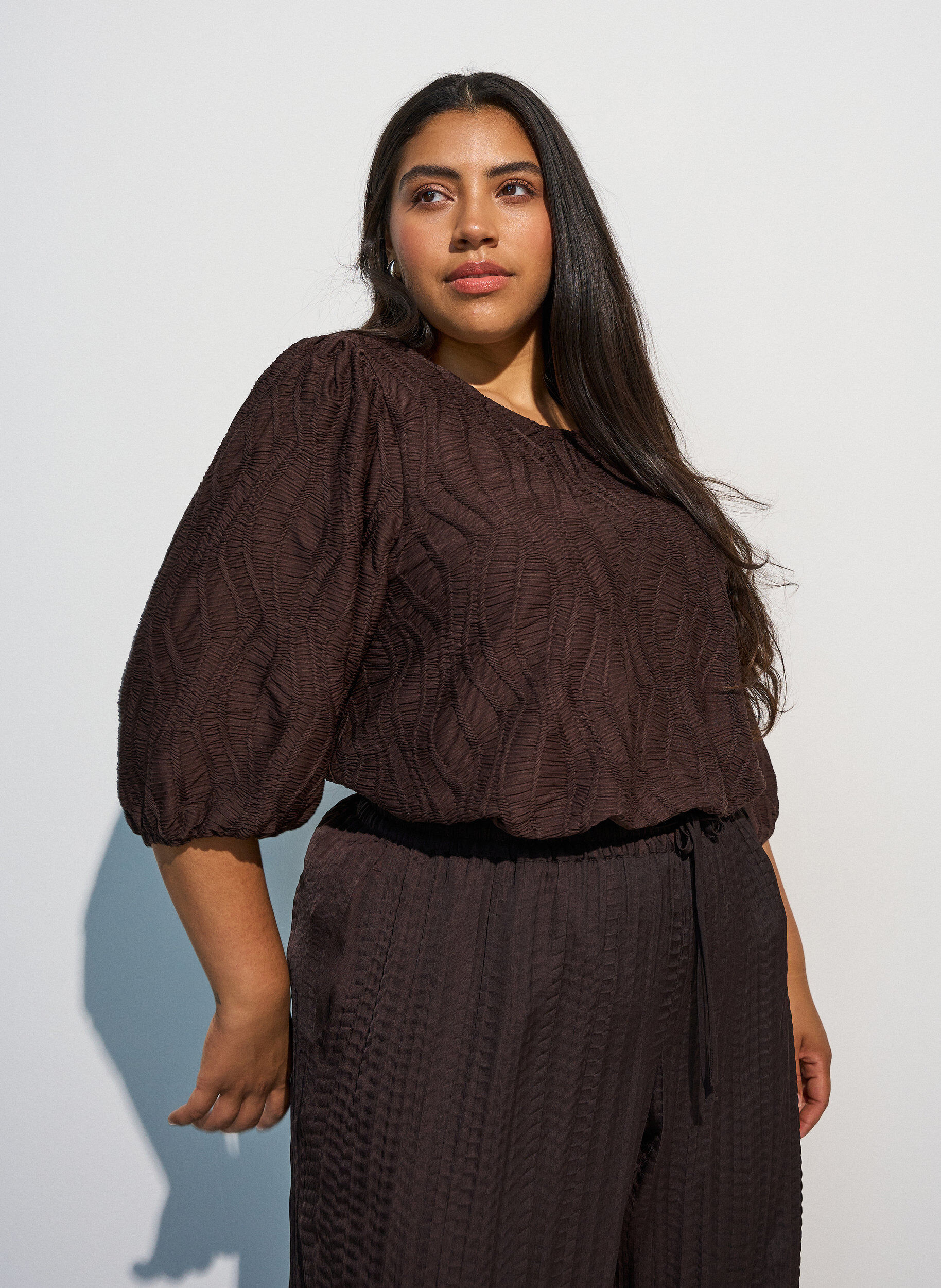 Blouse with texture and 3/4 sleeves, Brown, Model