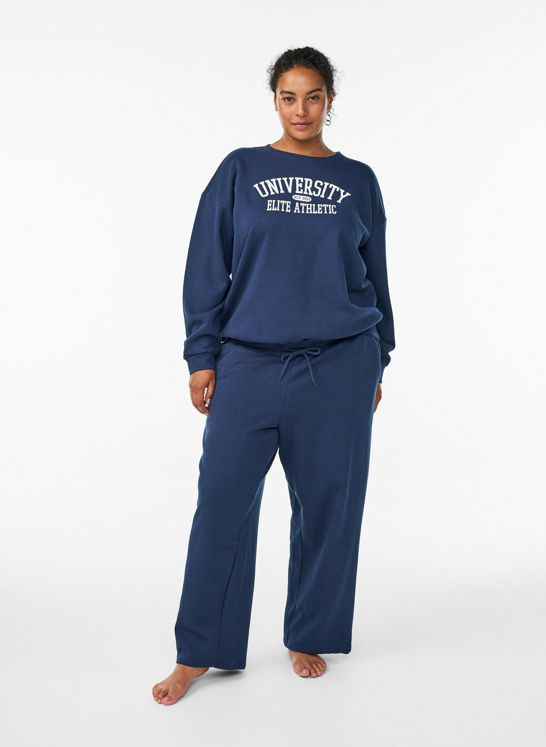 Sweatpants with pockets, Blue, Model