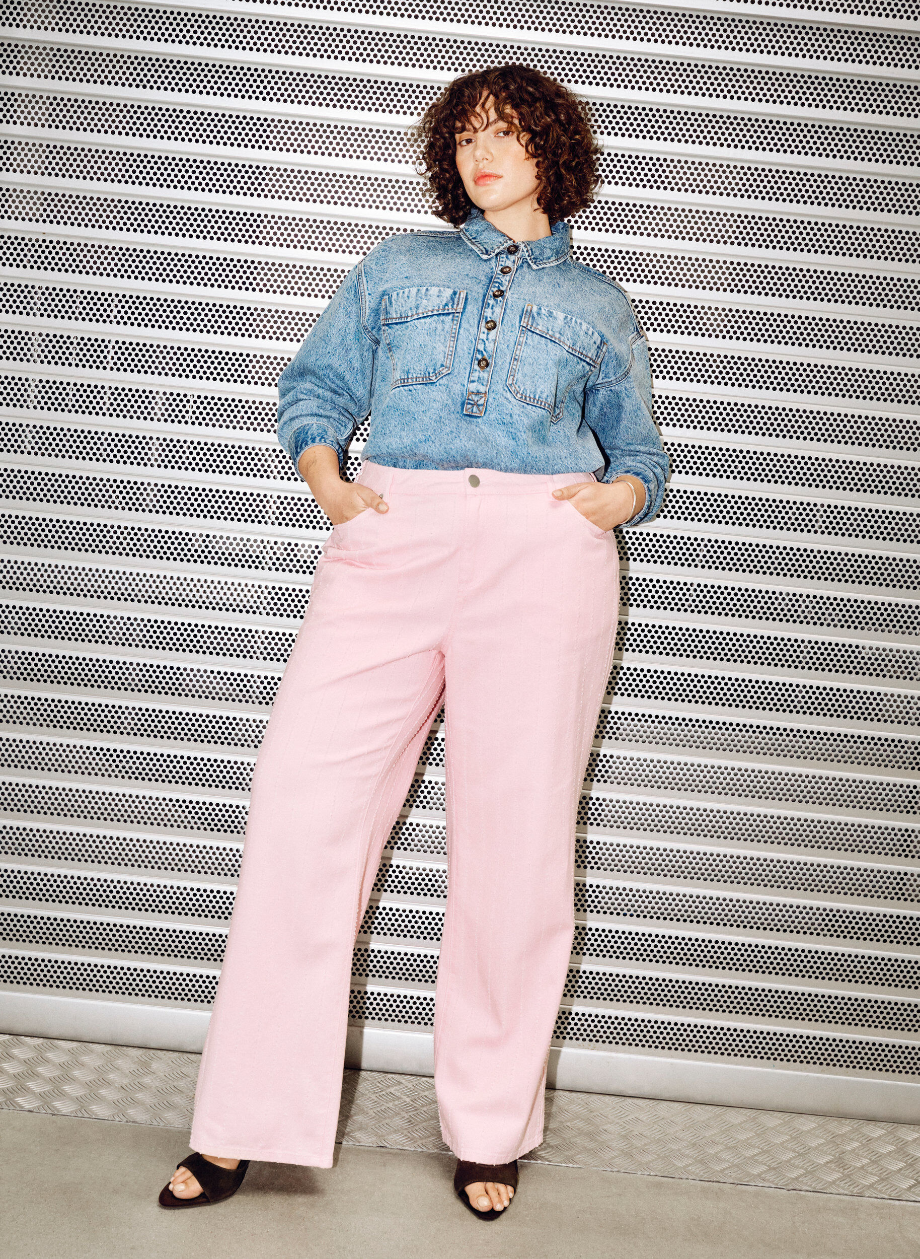 Zizzifashion Myra jeans in coloured denim with wide fit and textured pattern, Red, Image image number 0