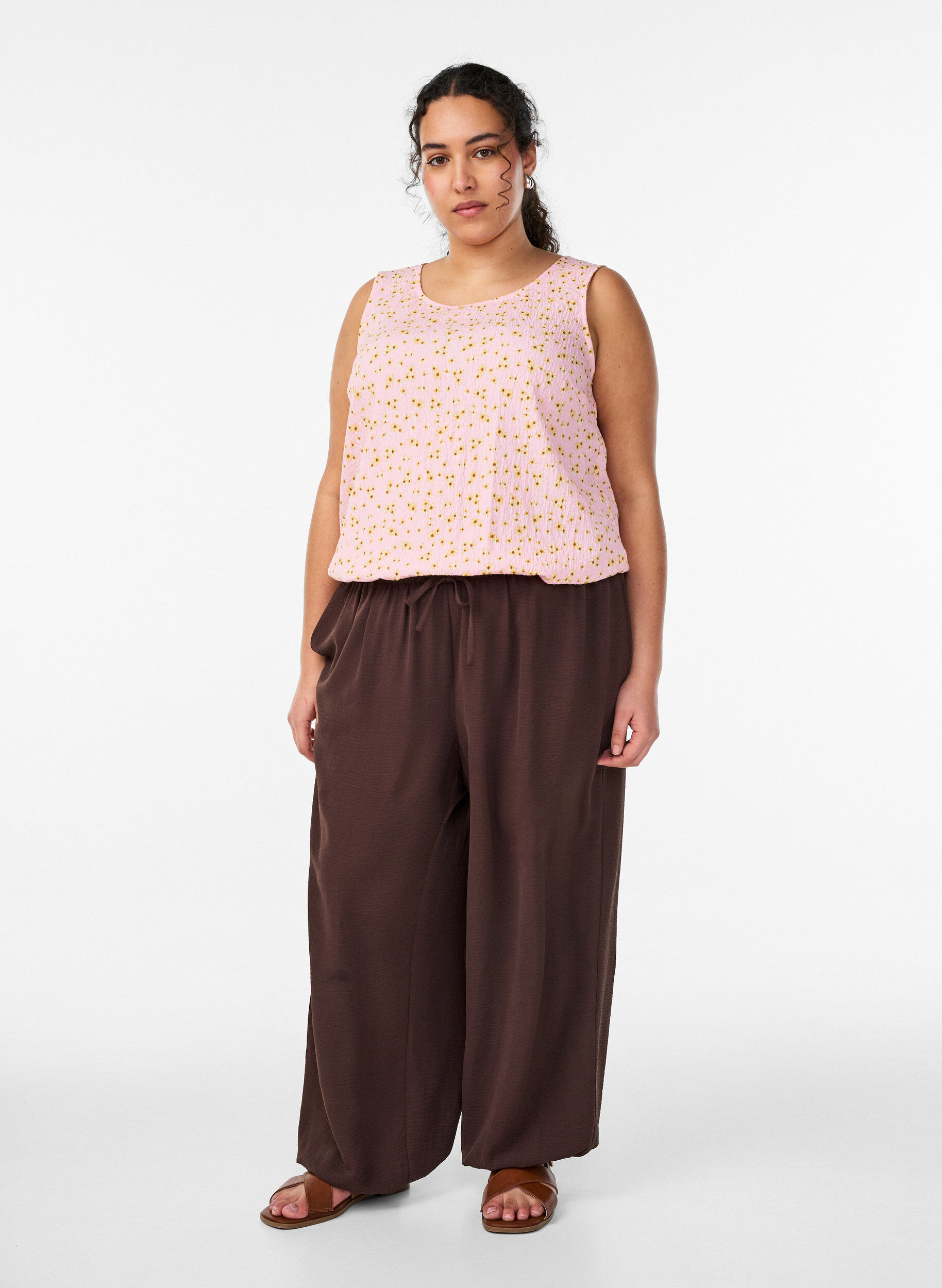 High-waisted balloon trousers, Brown, Model