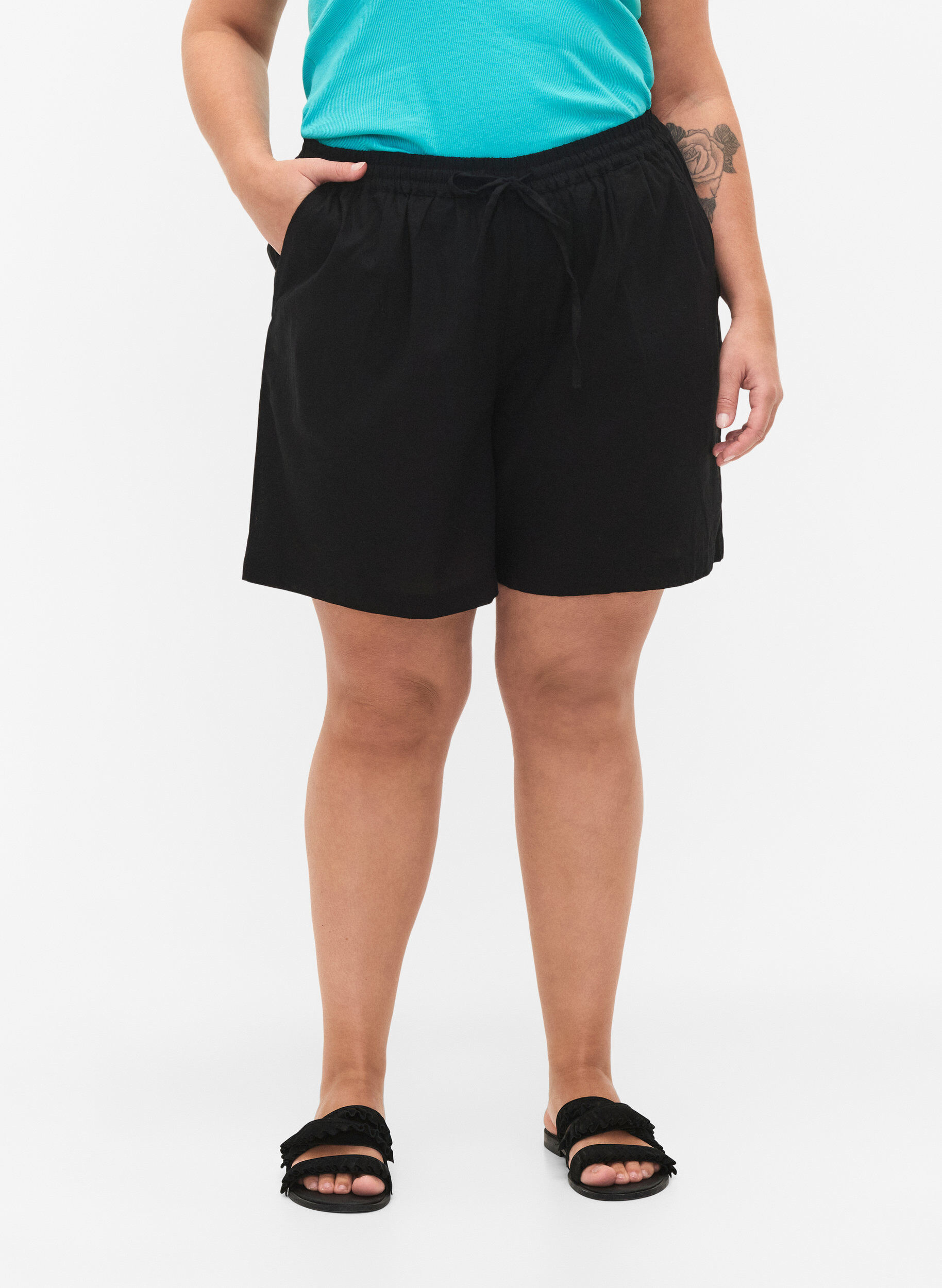 Zizzifashion Loose shorts in a cotton blend with linen, Black, Model image number 2