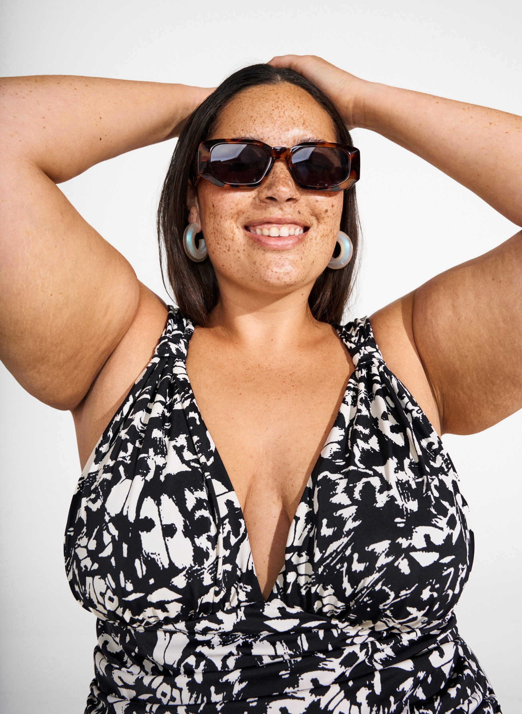 Zizzifashion Patterned swimsuit with deep V-neck, Black, Image image number 0