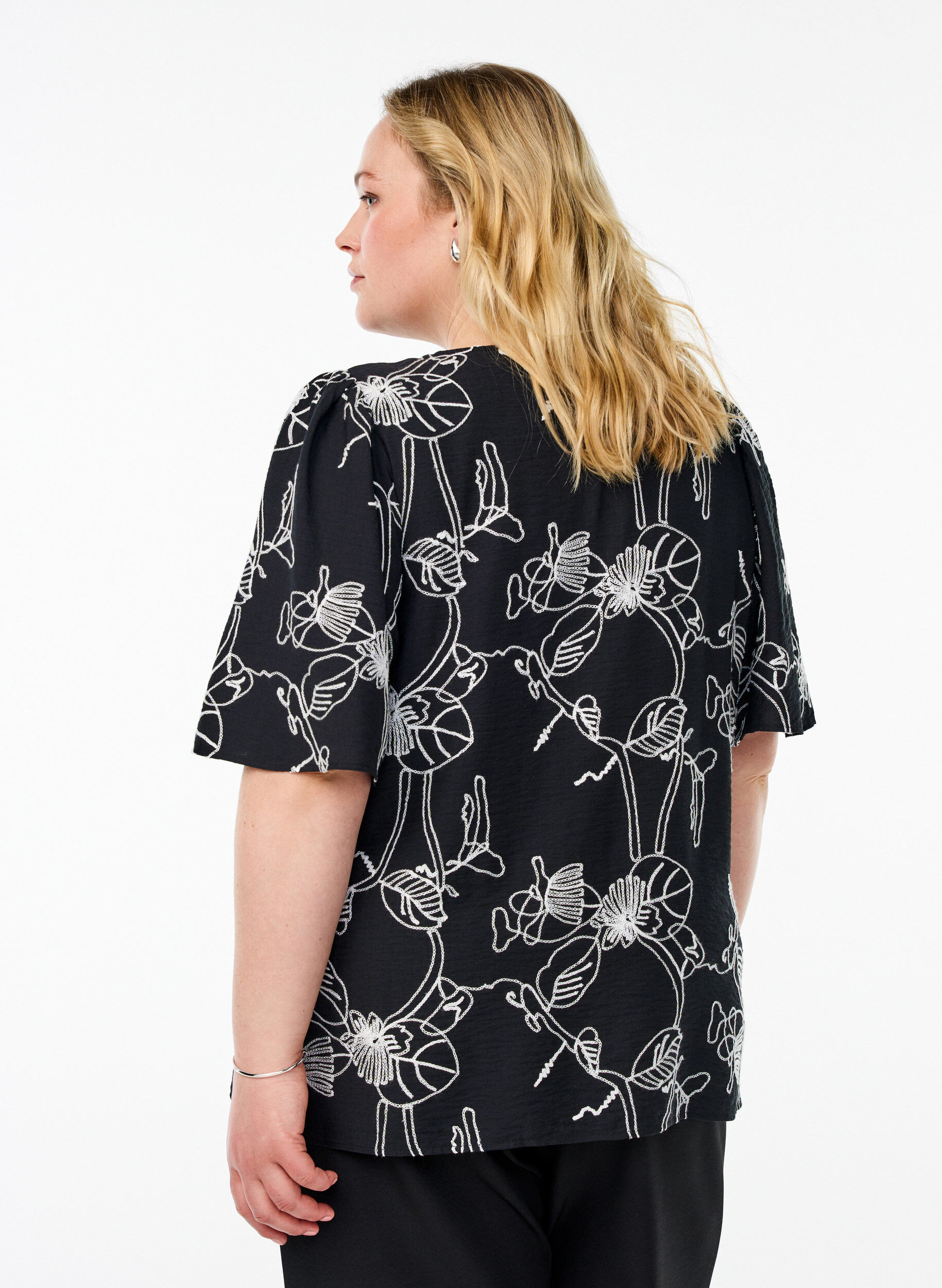 Zizzifashion Short-sleeved blouse with embroidered pattern, Black, Model image number 2