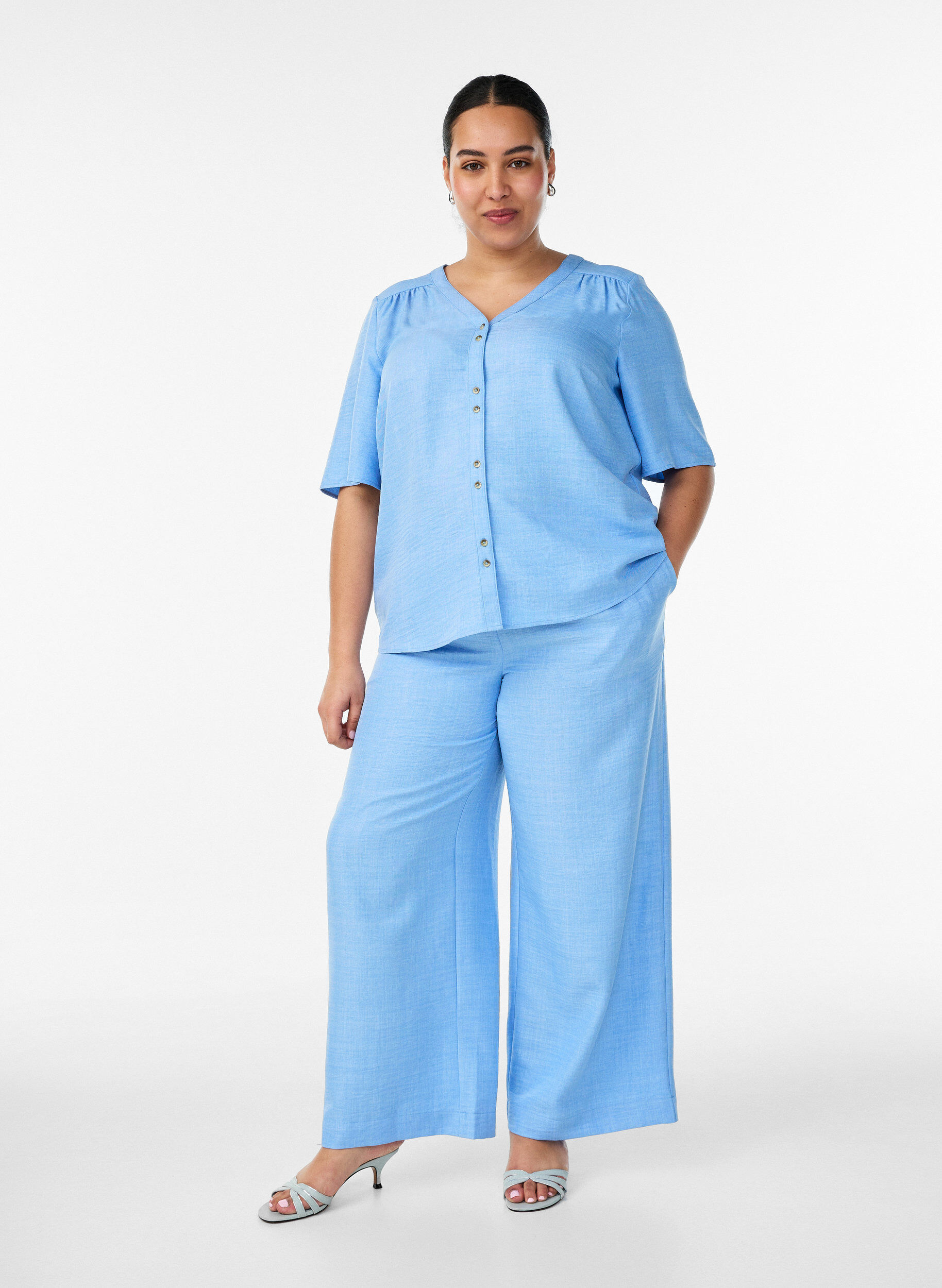 Zizzifashion V-neck shirt blouse with short sleeves, Light Blue, Model image number 1
