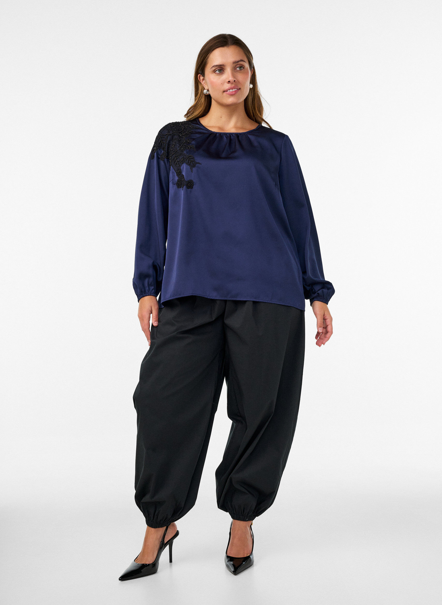 ZizzifashionSatin blouse with lace appliqu&eacute; and pearls, Blue, Model image number 1