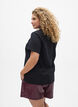 Loose faux leather shorts with elastic waistband, Dark Bordeaux, Model image number 2