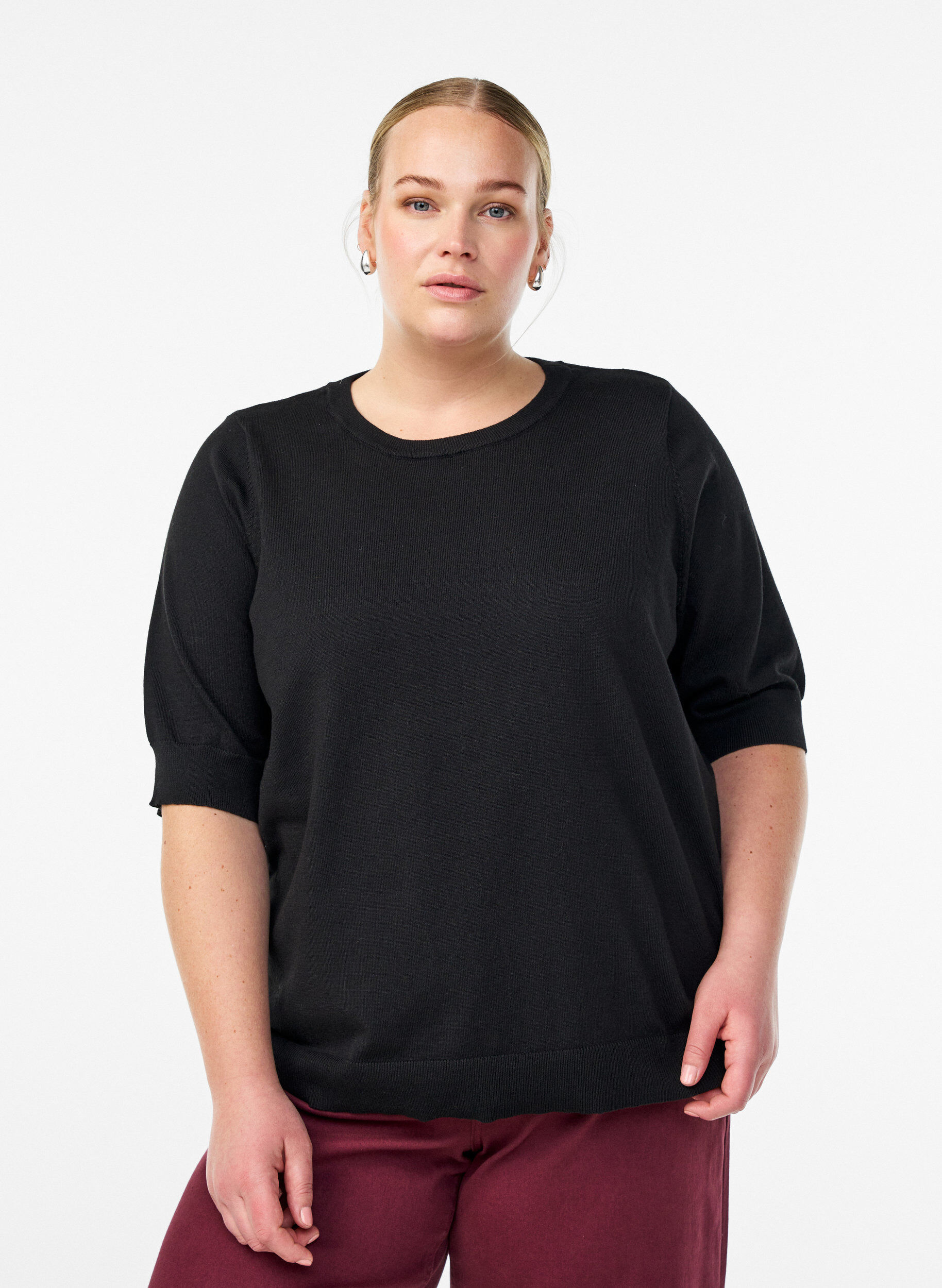 Fine-knit blouse with short sleeves., Black, Model