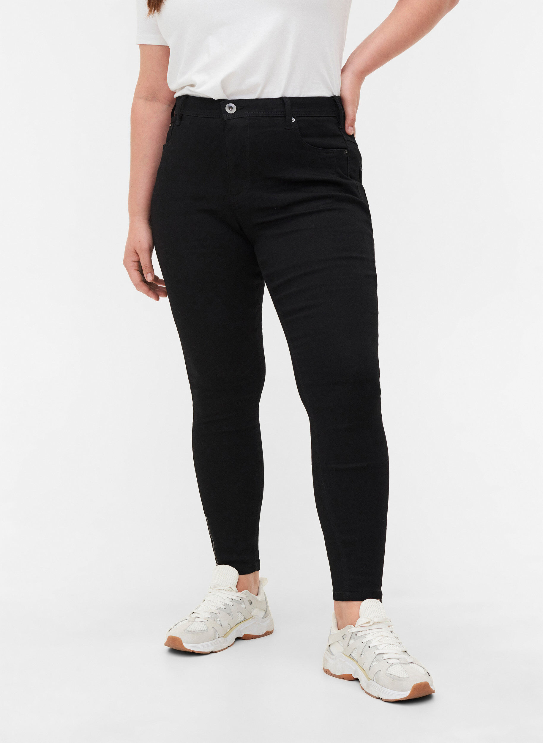Zizzifashion Cropped Amy jeans with zipper detail, Black, Model image number 3