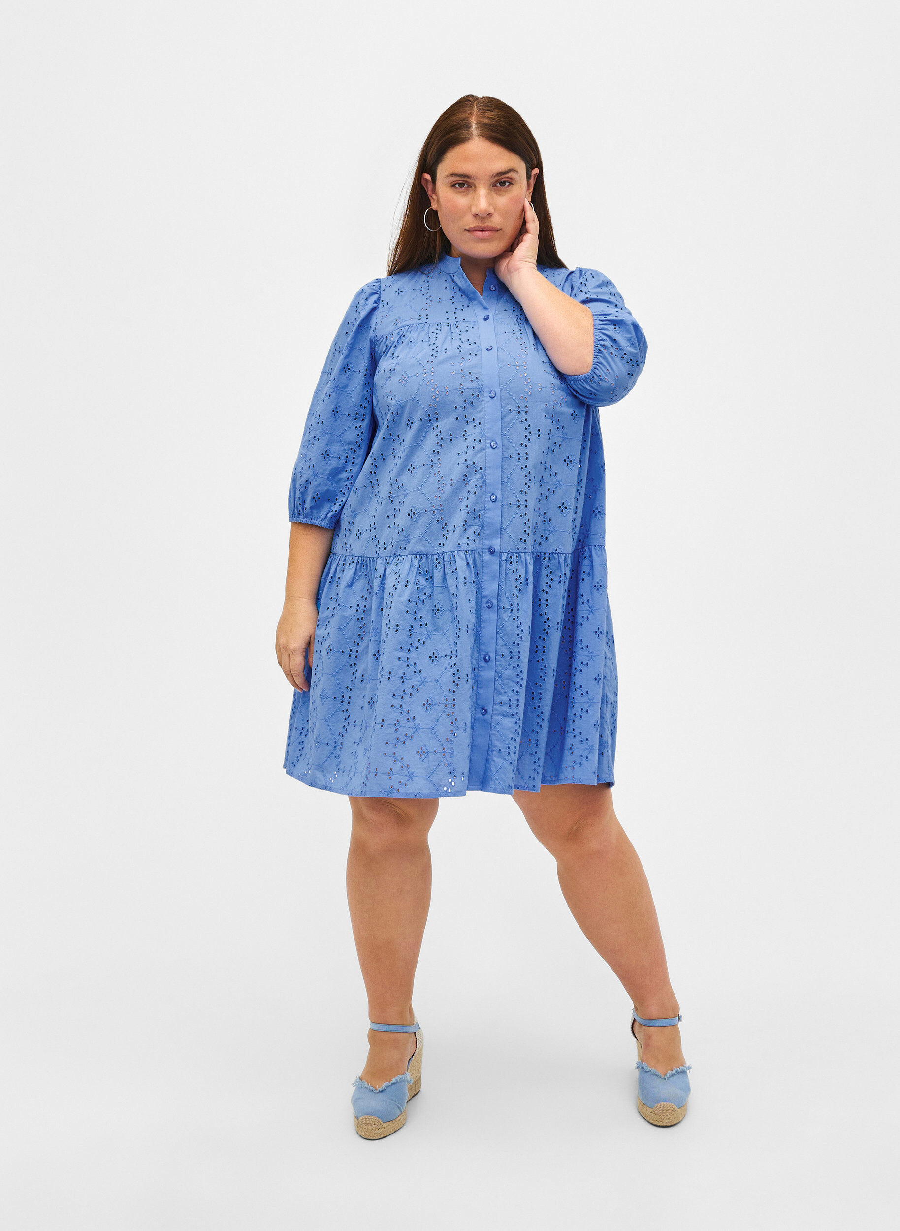 Zizzifashion Embroidery anglaise shirt dress in cotton, Marina, Model image number 2