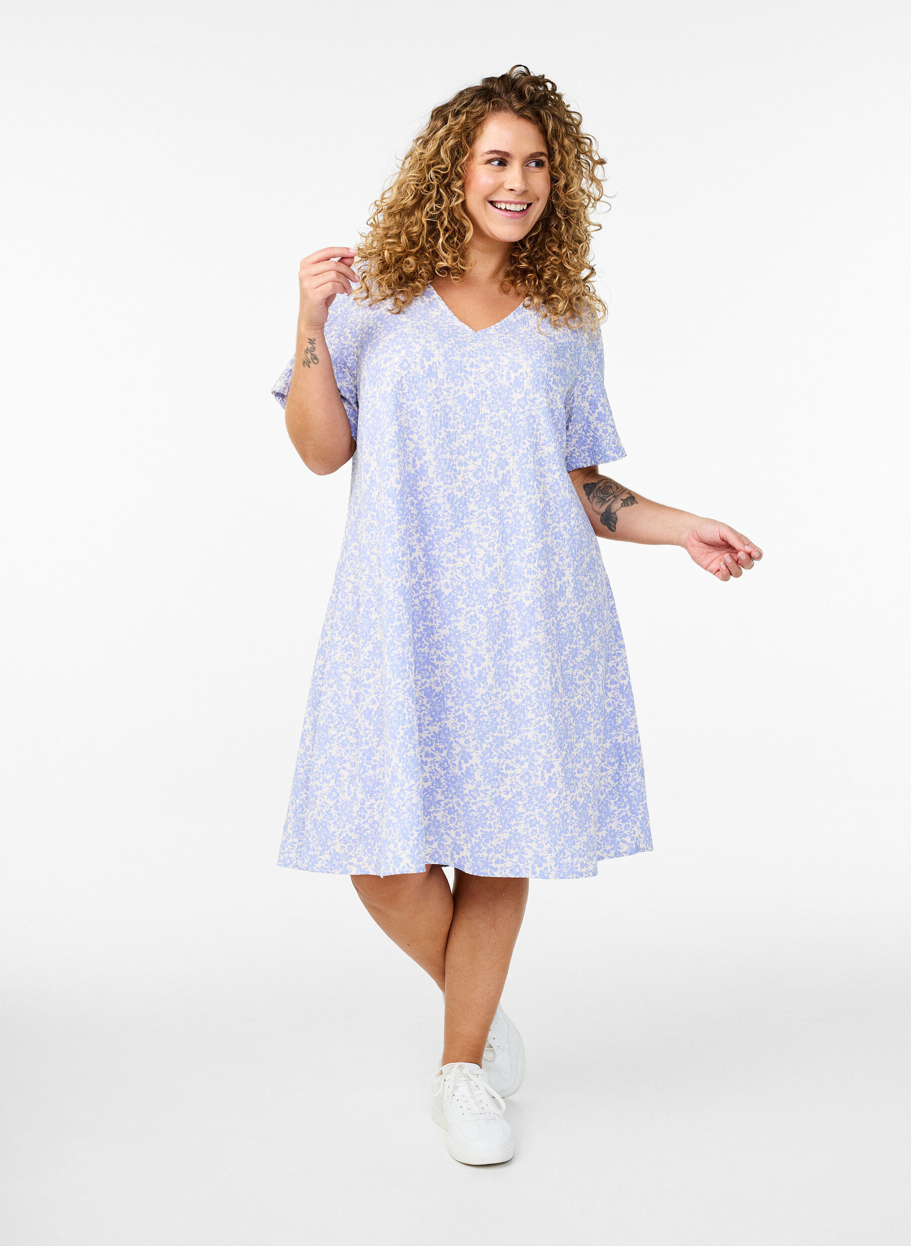 Zizzifashion Short-sleeved dress with a V-neck, Blue, Model image number 1