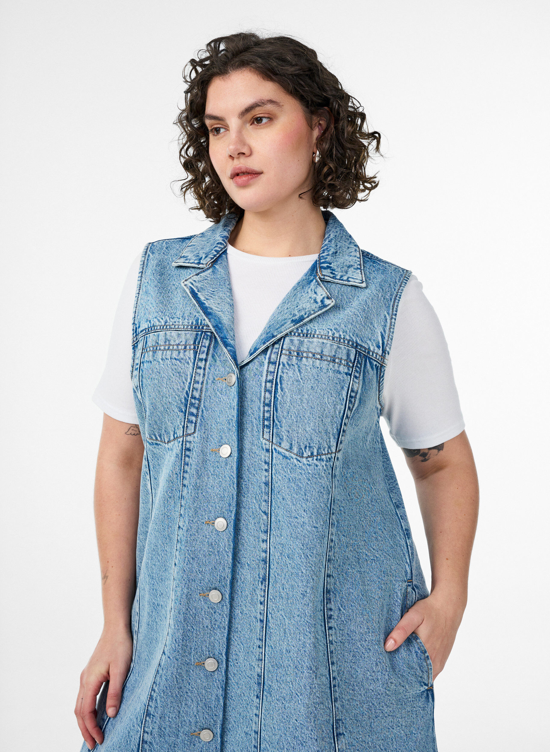 Zizzifashion Sleeveless denim dress with button fastening and slits, Light Blue, Model image number 2