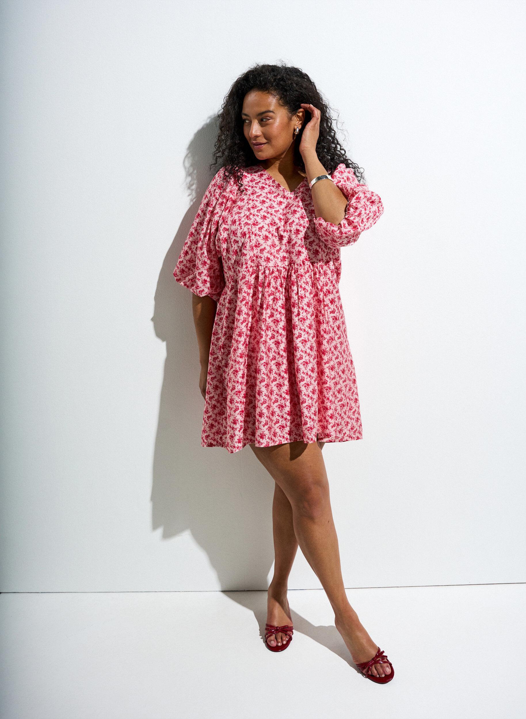 Zizzifashion Short viscose dress with an empire line and balloon sleeves, Red, Image image number 0