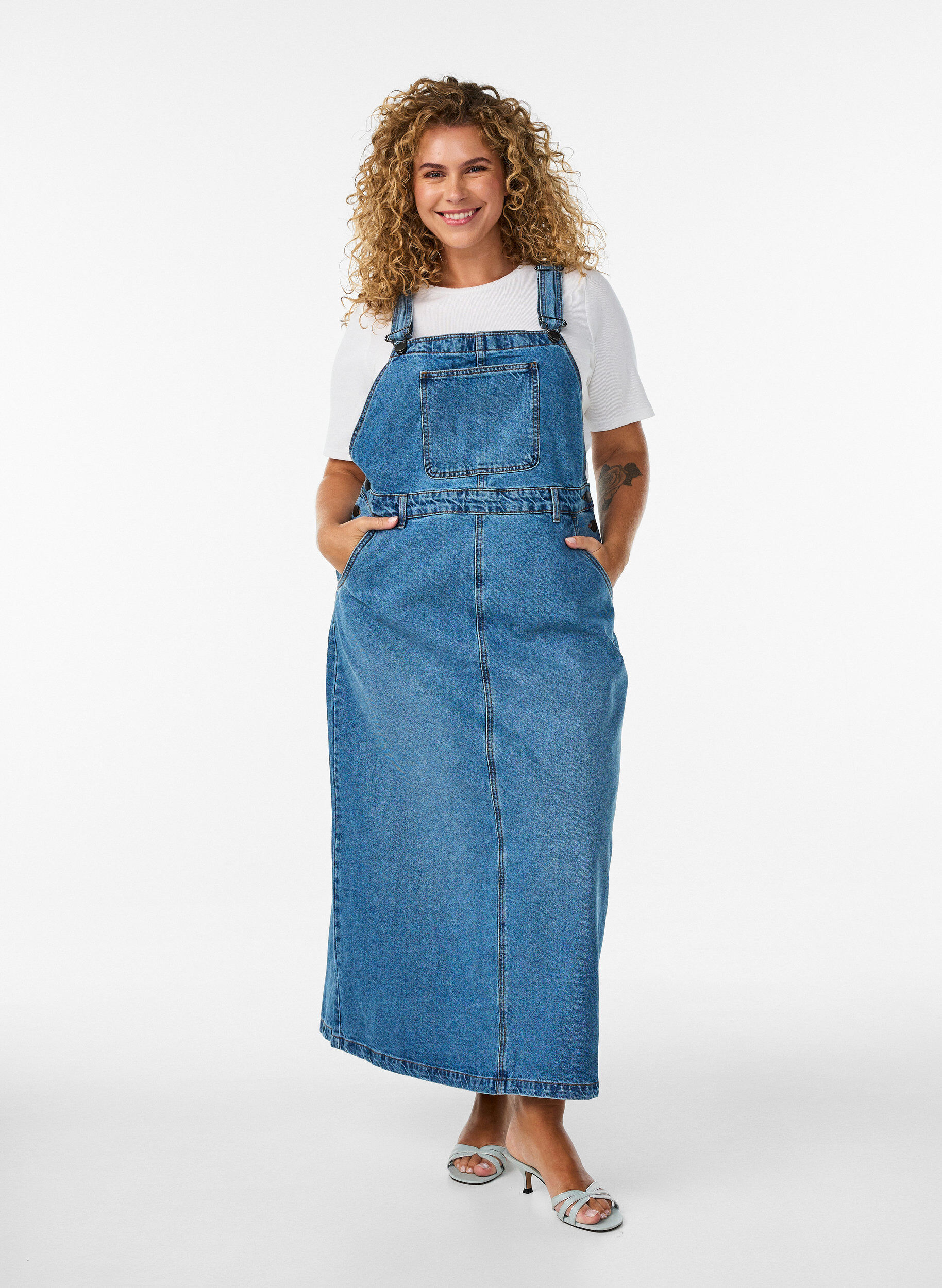 Midi denim overall dress, Blue, Model