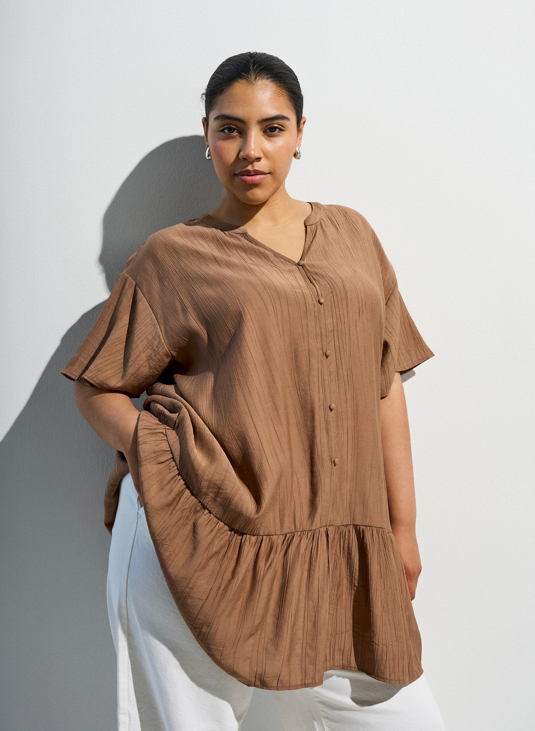 Zizzifashion Loose tunic with crinkled texture and ruffle hem, Brown, Image image number 0
