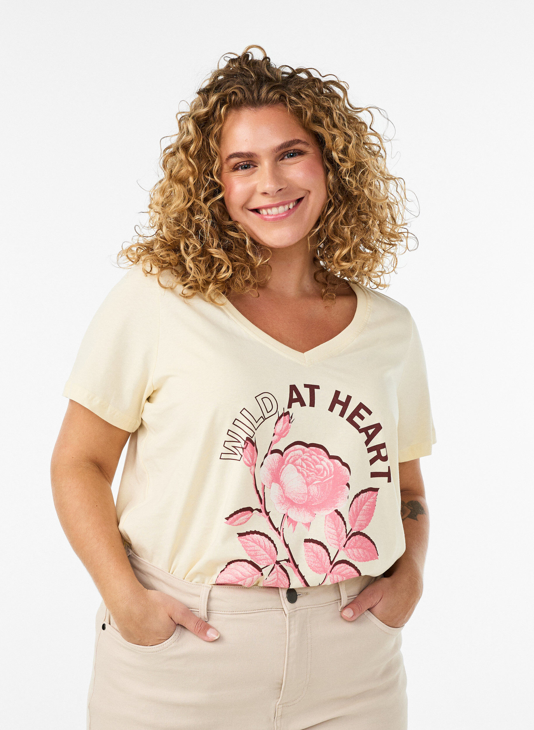 Cotton T-shirt with front print and V-neck, Beige, Model