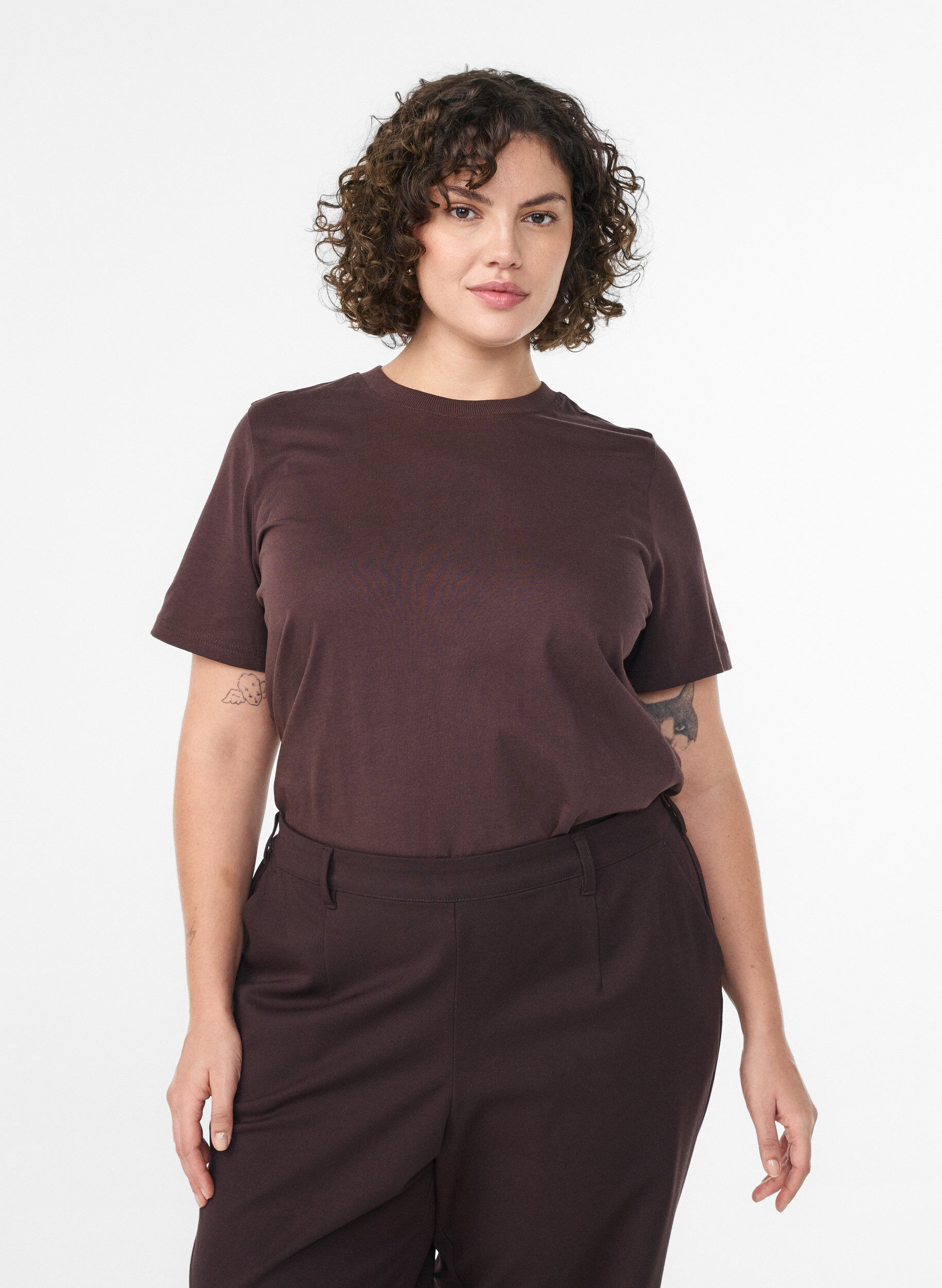 Basic cotton T-shirt with round neck, Brown, Model