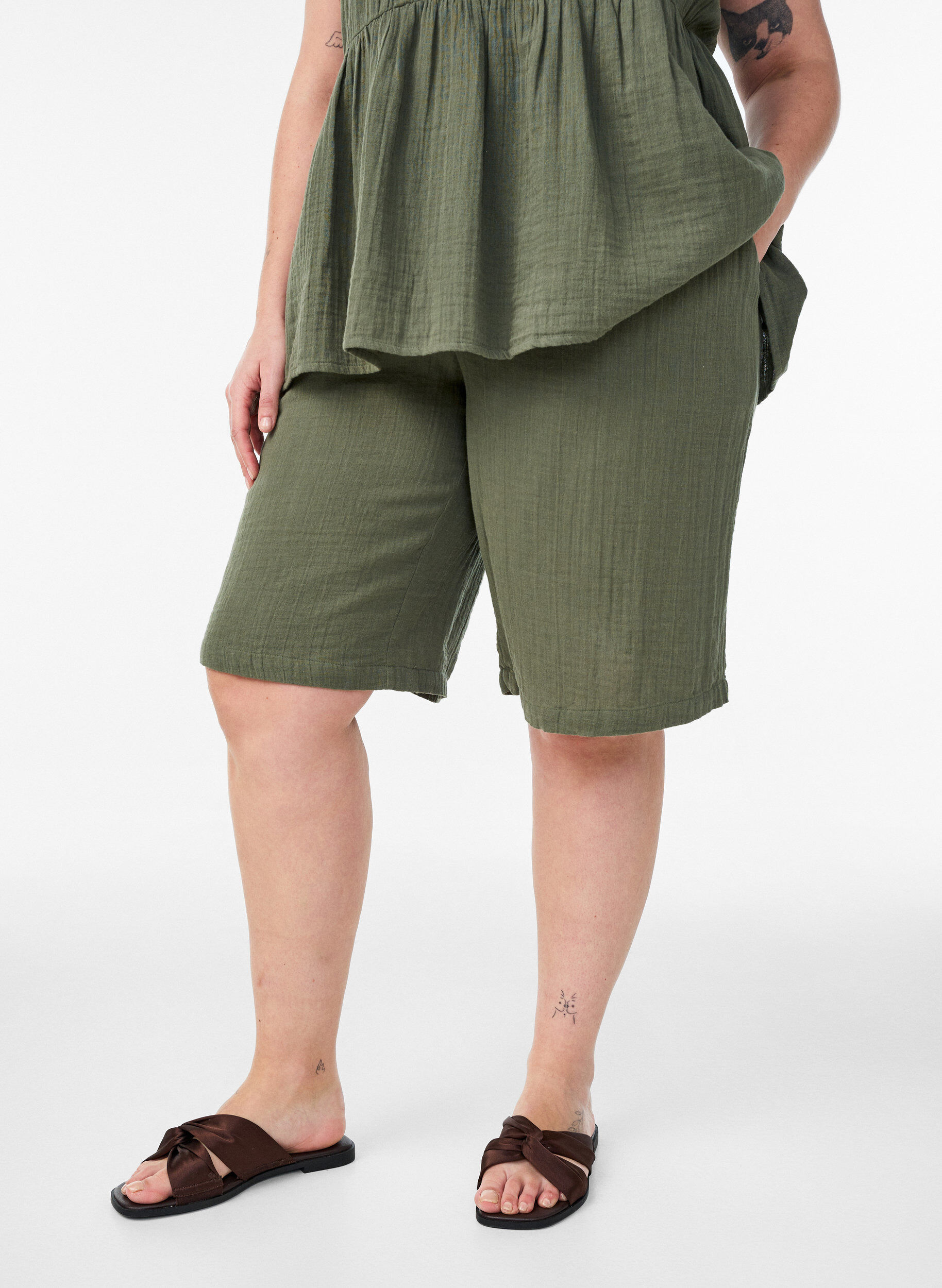 Zizzifashion Loose cotton muslin shorts with a high waist, Green, Model image number 3