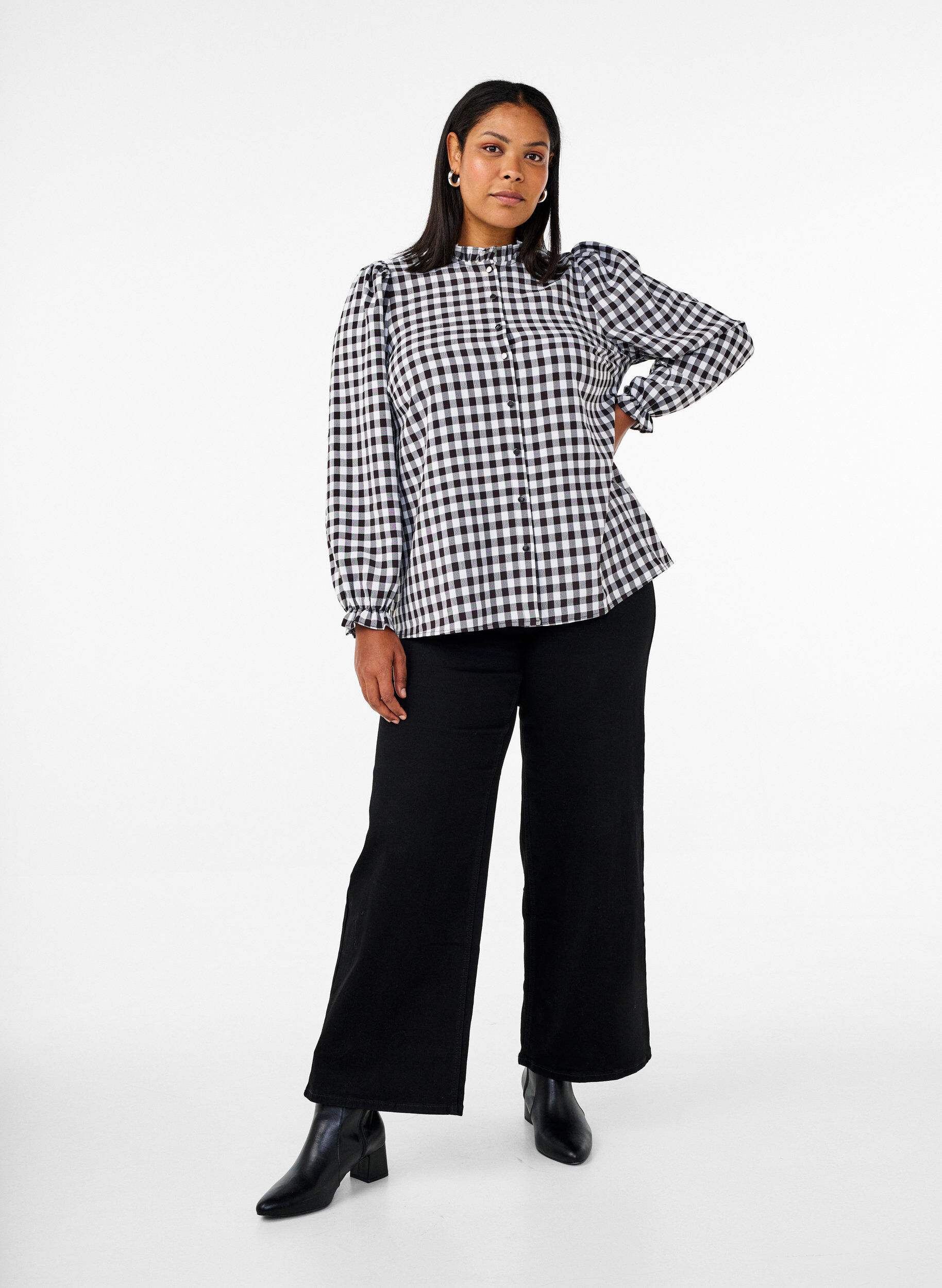 Zizzifashion Checked shirt blouse with ruffle details, Black/W. Gingham, Model image number 3