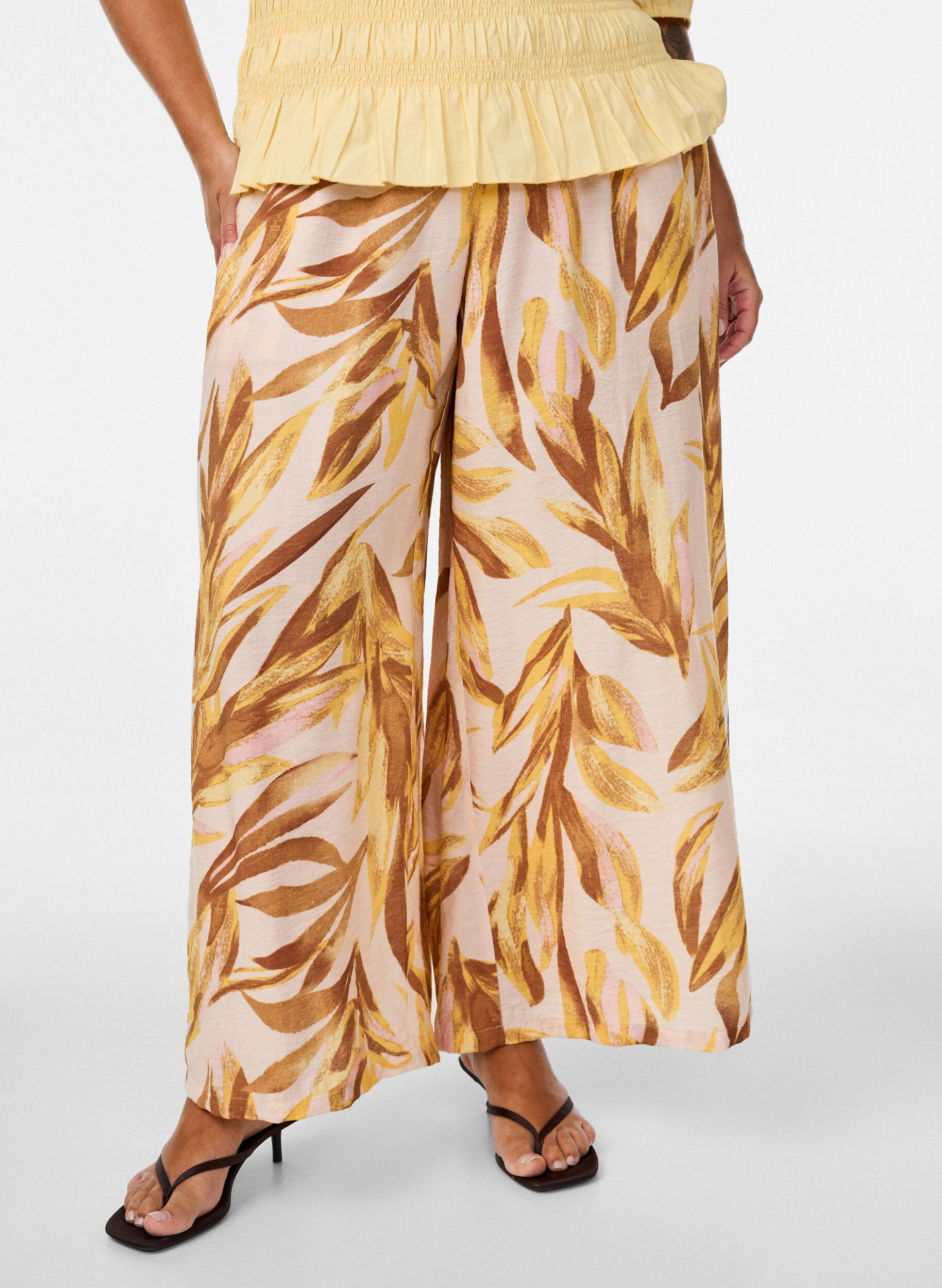 Zizzifashion Wide-leg trousers with leaf print and a high elasticated waist, Yellow, Model image number 2