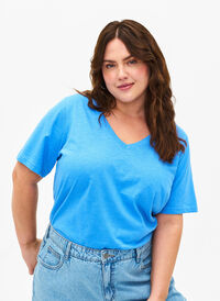Short sleeve basic t-shirt with v-neck, Marina, Model