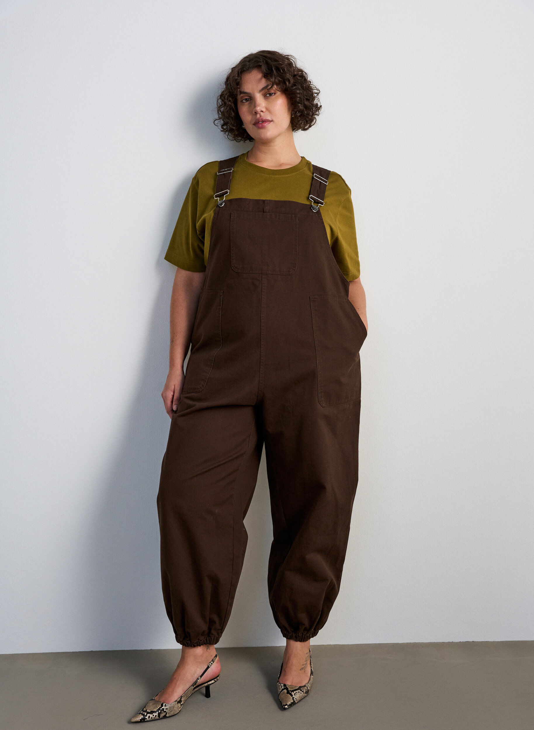 Dungarees with balloon effect and adjustable straps, Brown, Model