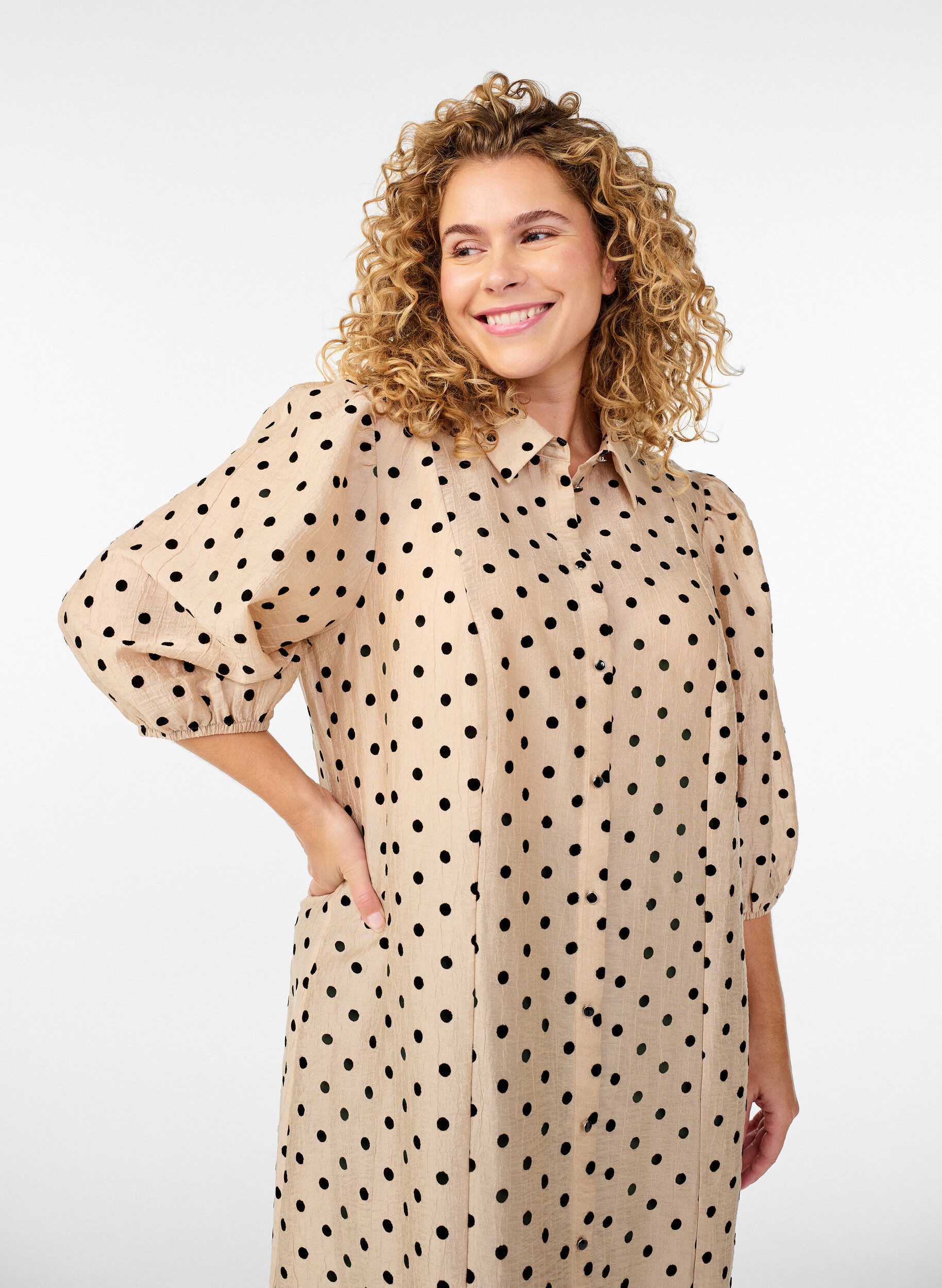 Zizzifashion Midi shirt dress with polka dots and 3/4 sleeves, Beige, Model image number 2
