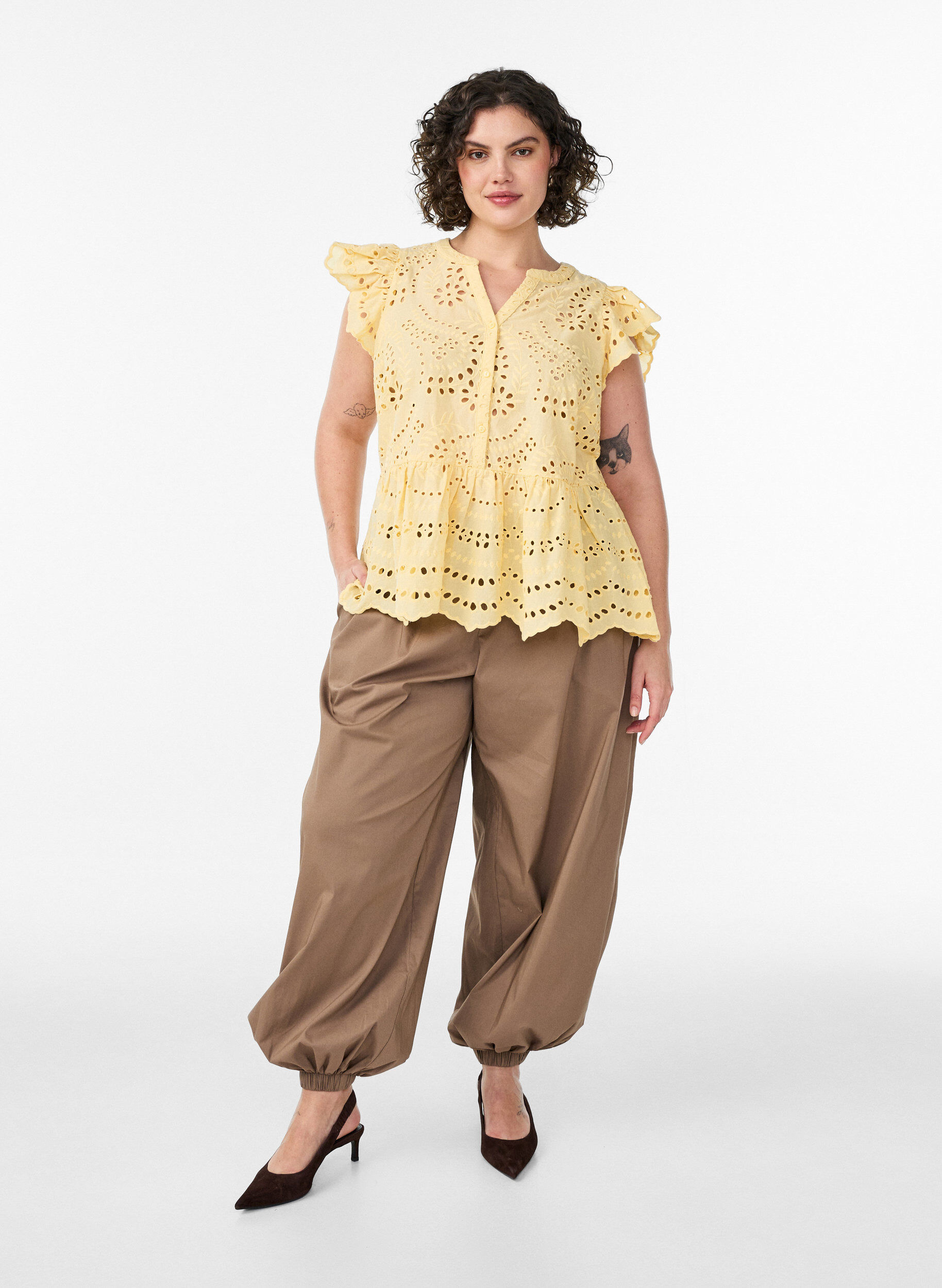 Zizzifashion Sleeveless broderie anglaise blouse with ruffles, Yellow, Model image number 1