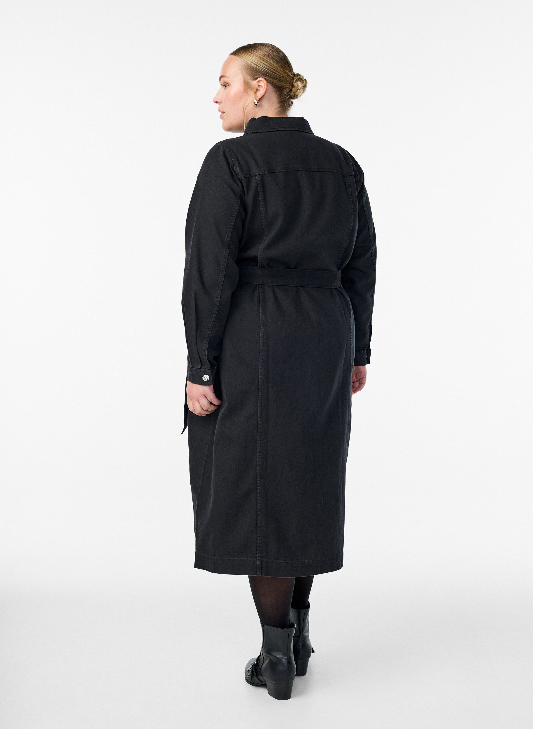 Zizzifashion Denim midi dress with a belt and decorative buttons, Black, Model image number 2