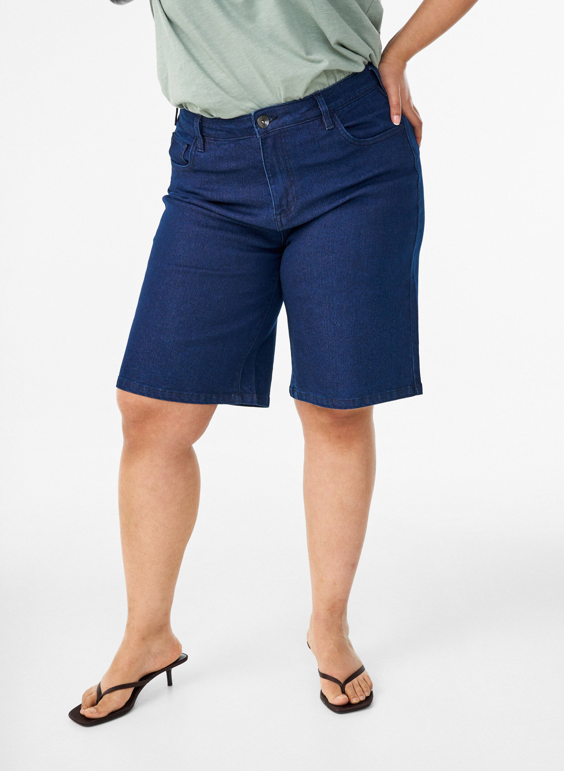 Zizzifashion Loose high-waisted denim shorts, Blue, Model image number 3