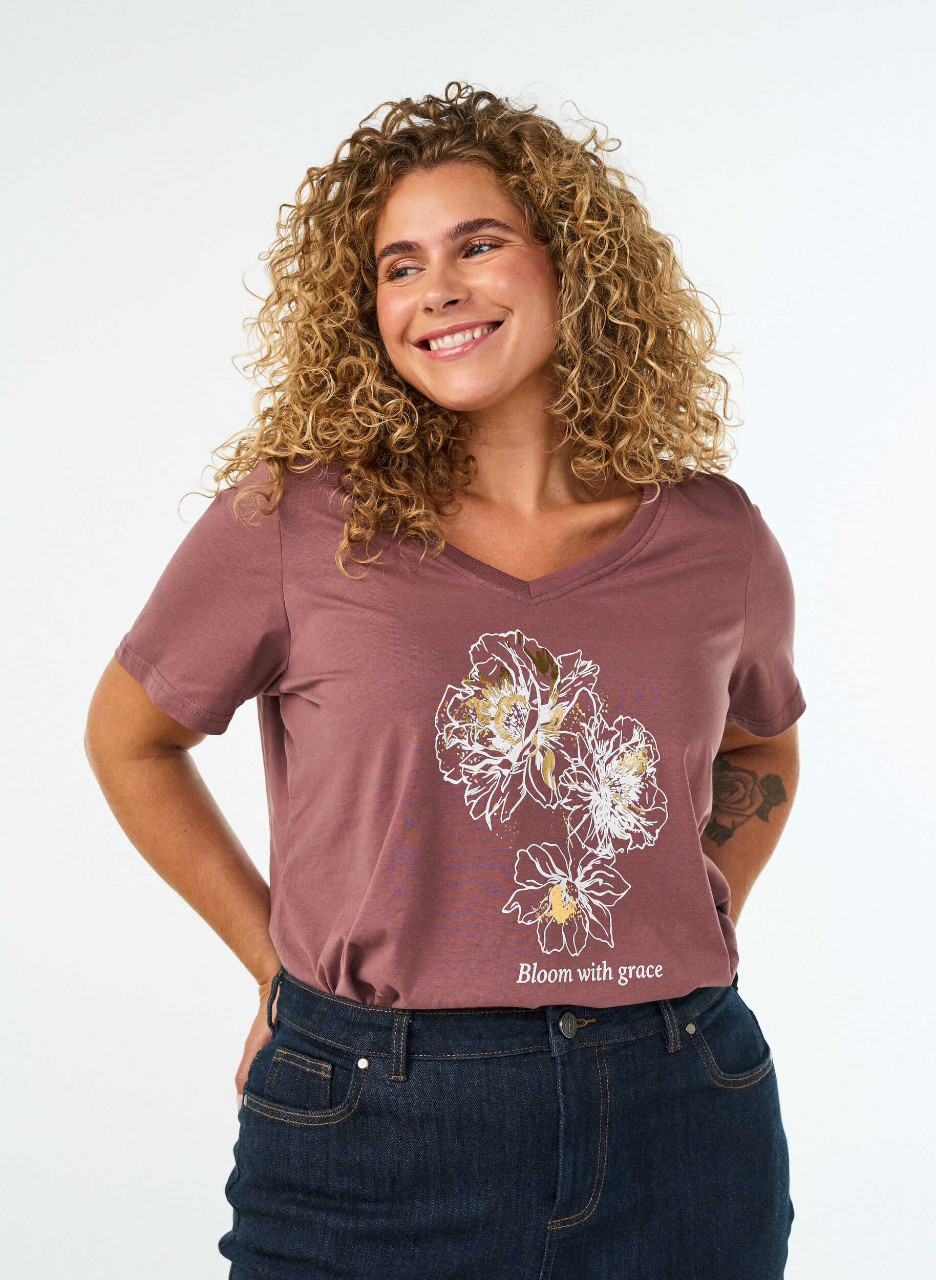 Cotton T-shirt with front print and V-neck, Red, Model