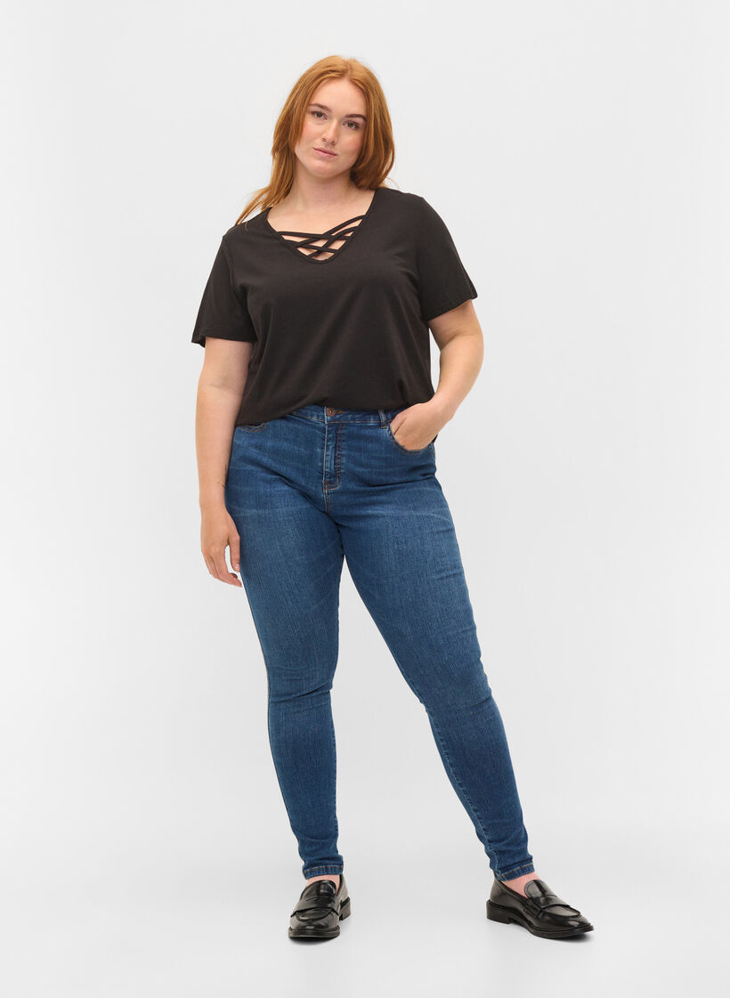 Short sleeve t-shirt with v-neckline, Black, Model image number 2