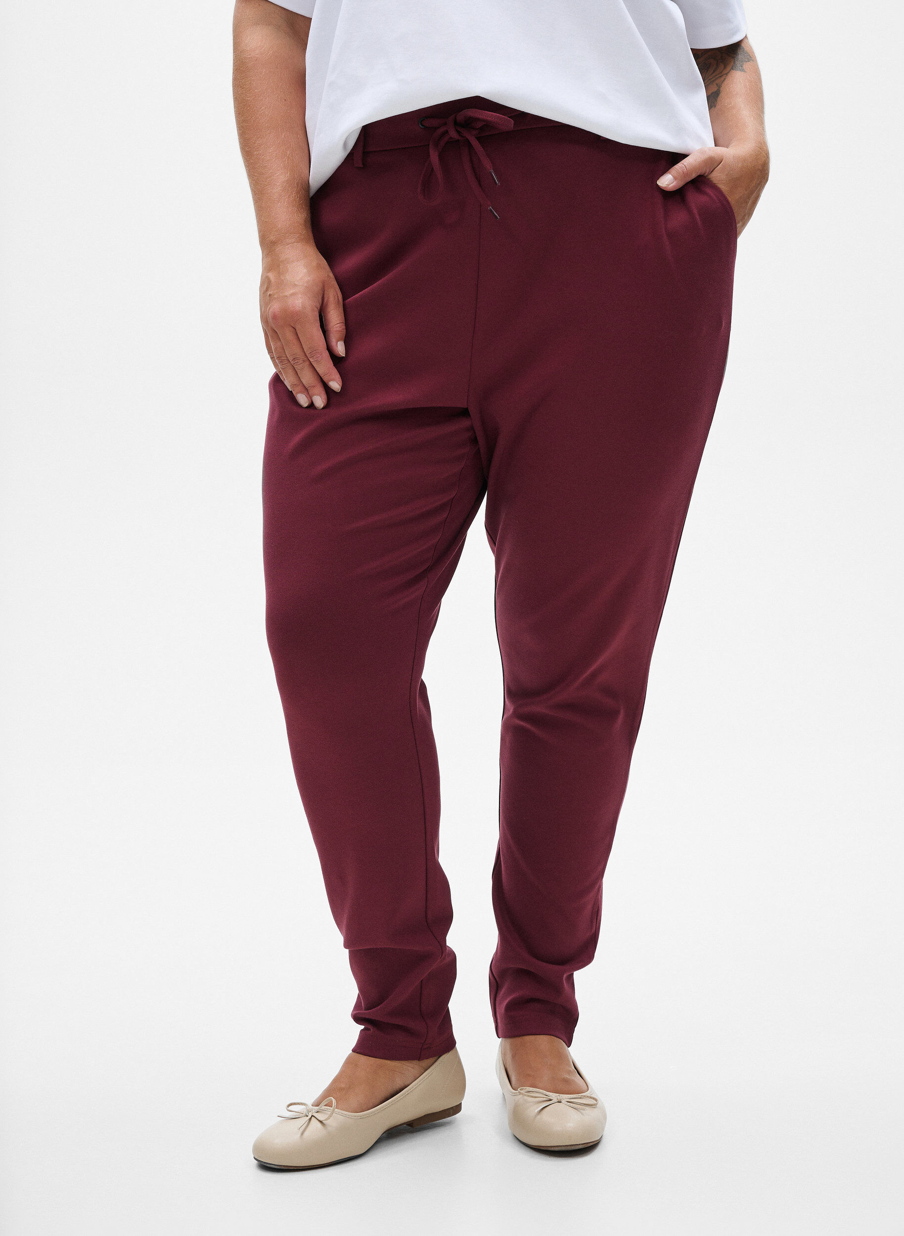 Zizzifashion Cropped Maddison trousers, Dark Bordeaux, Model image number 3