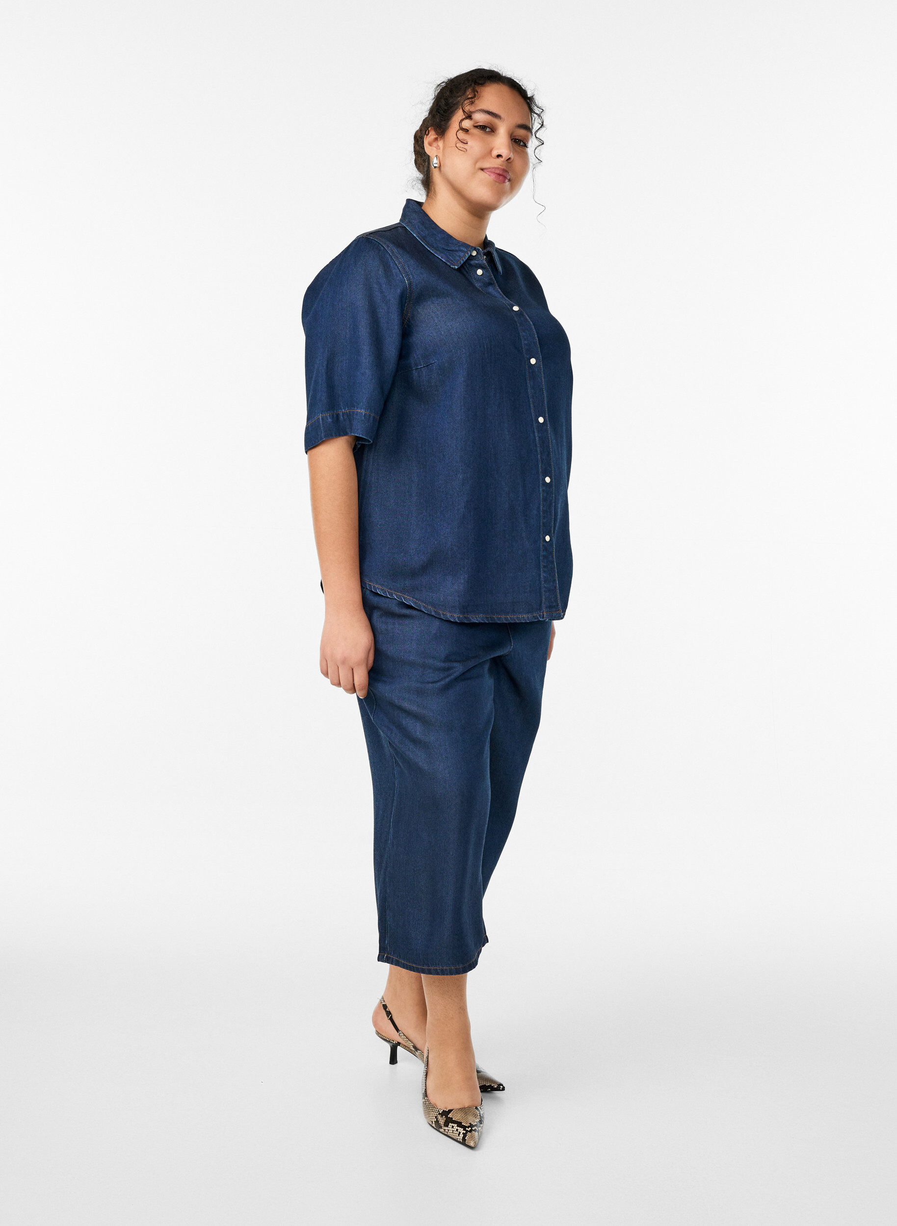 Lyocell culotte trousers with wide legs and denim look, Blue, Model