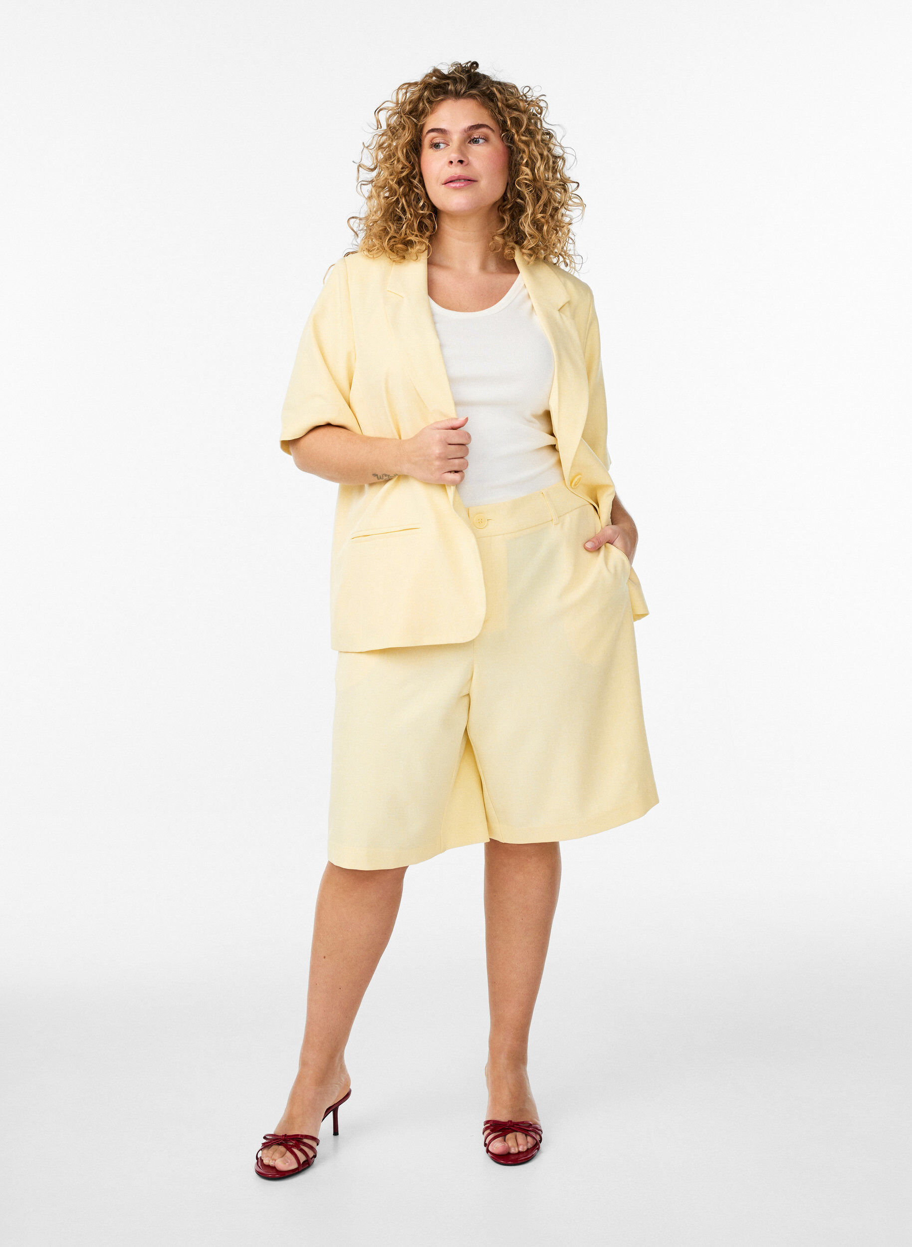 Zizzifashion Loose high-waisted Bermuda shorts, Yellow, Model image number 1