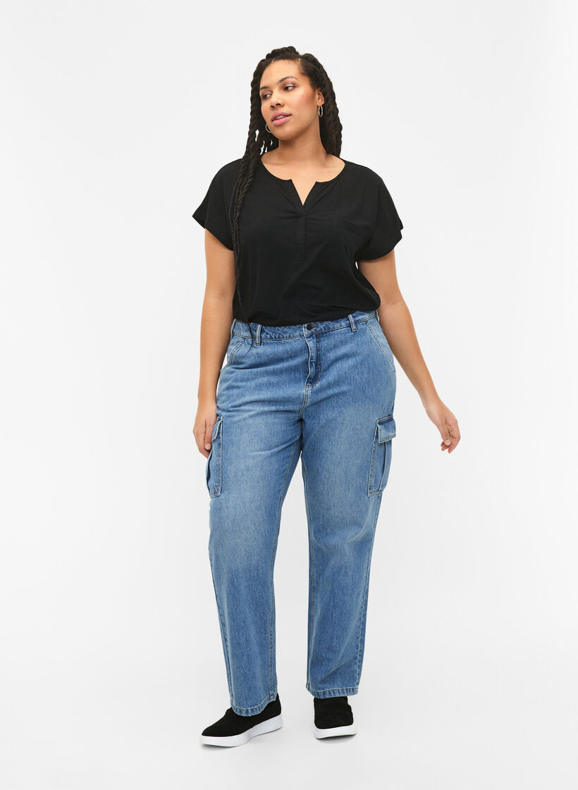 V-neck T-shirt with chest pocket, Black, Model image number 2