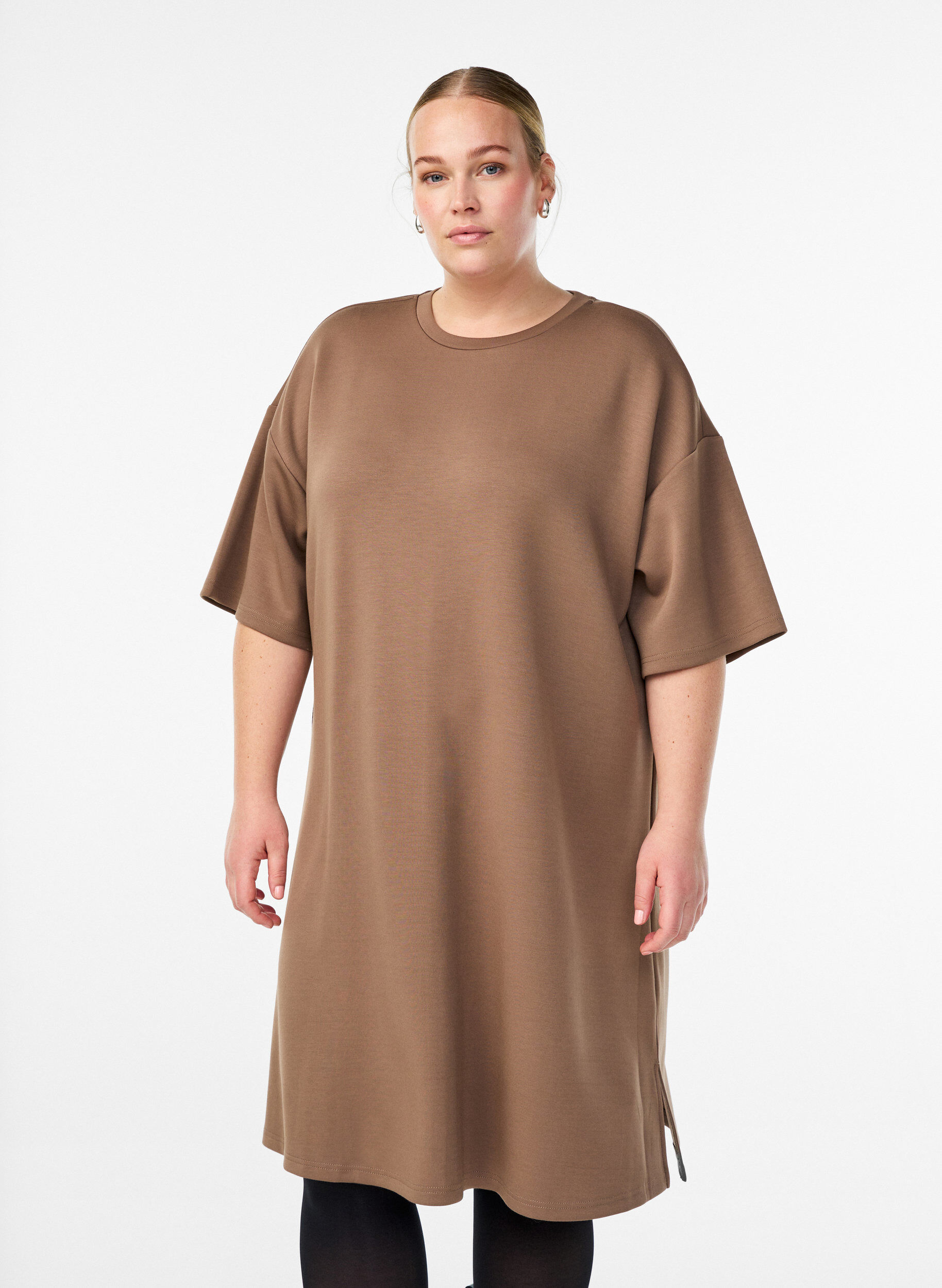 T-shirt dress in jersey with side slits, Brown, Model