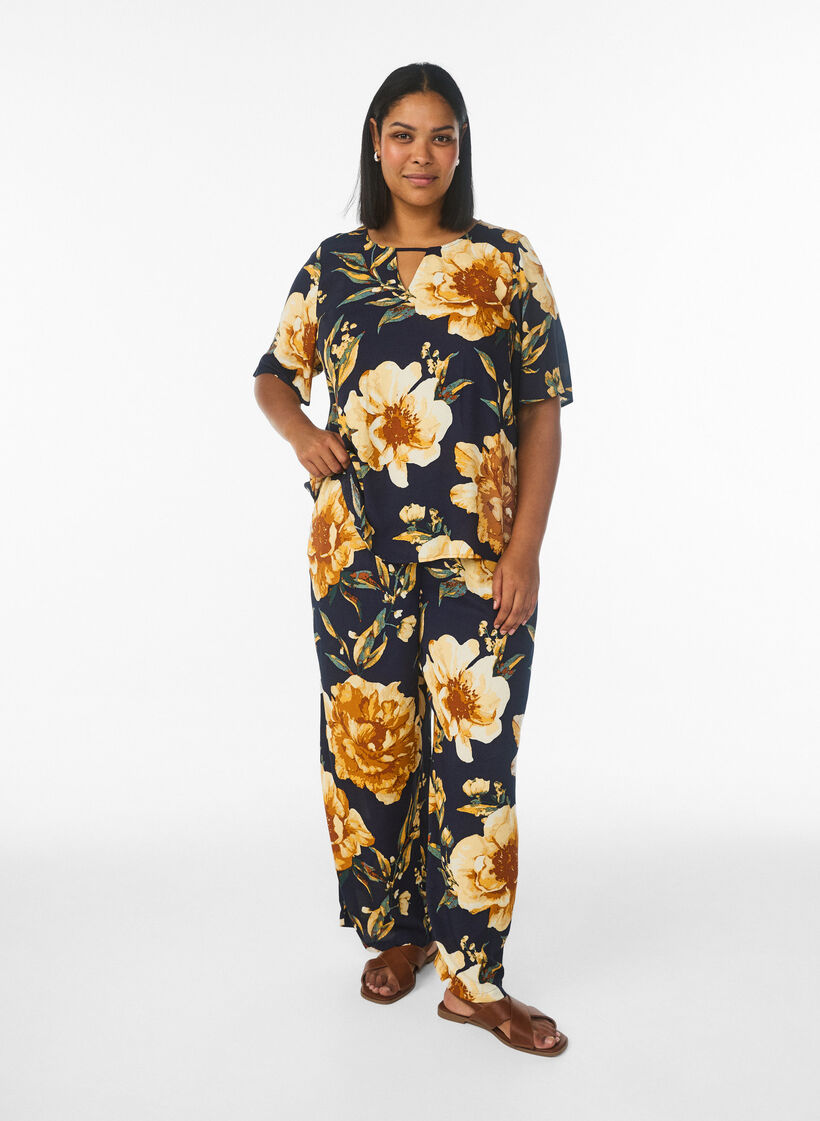 Loose viscose trousers with print, Blue, Model image number 0