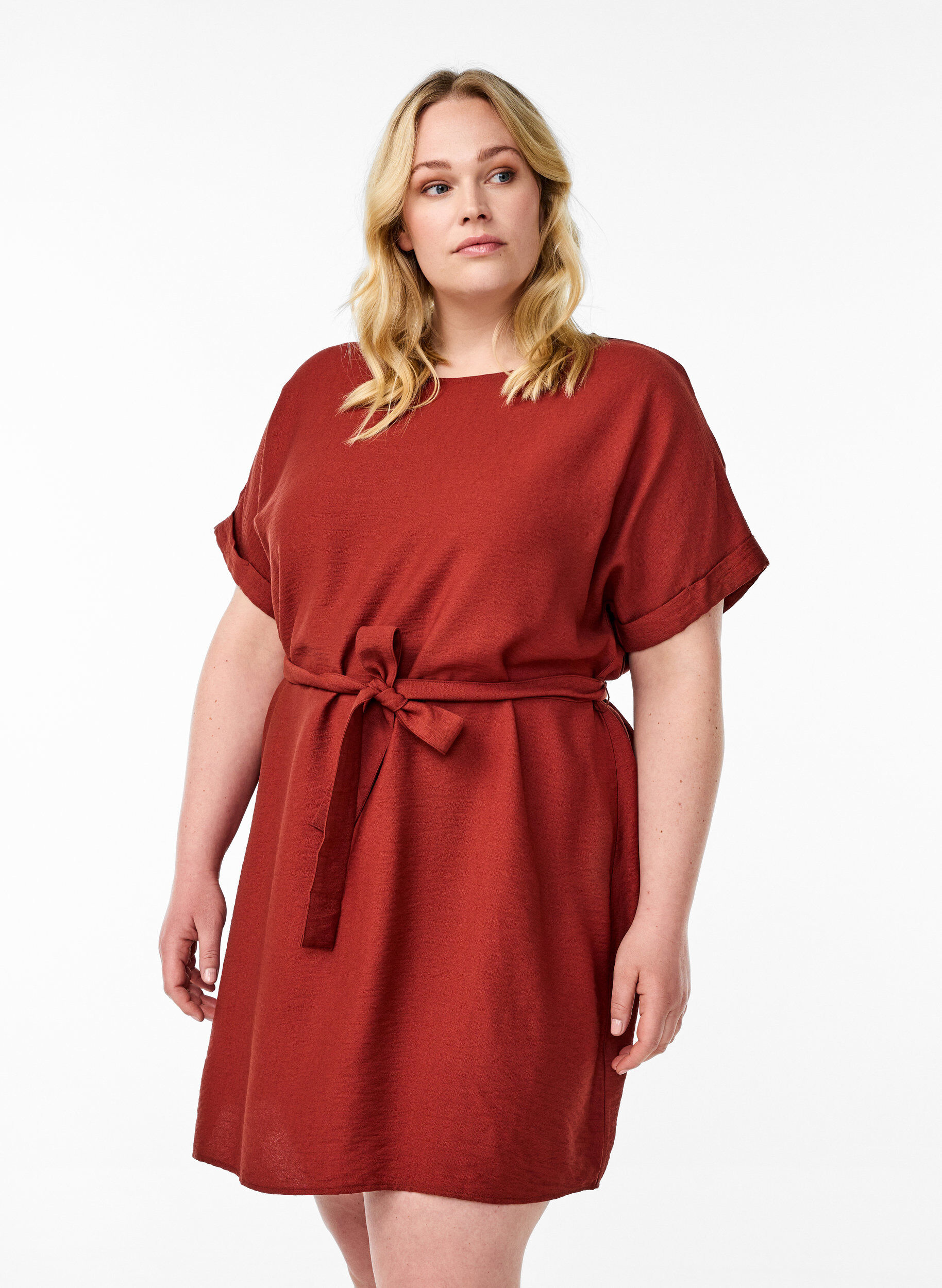 Short dress with loose fit and tie belt, Red, Model