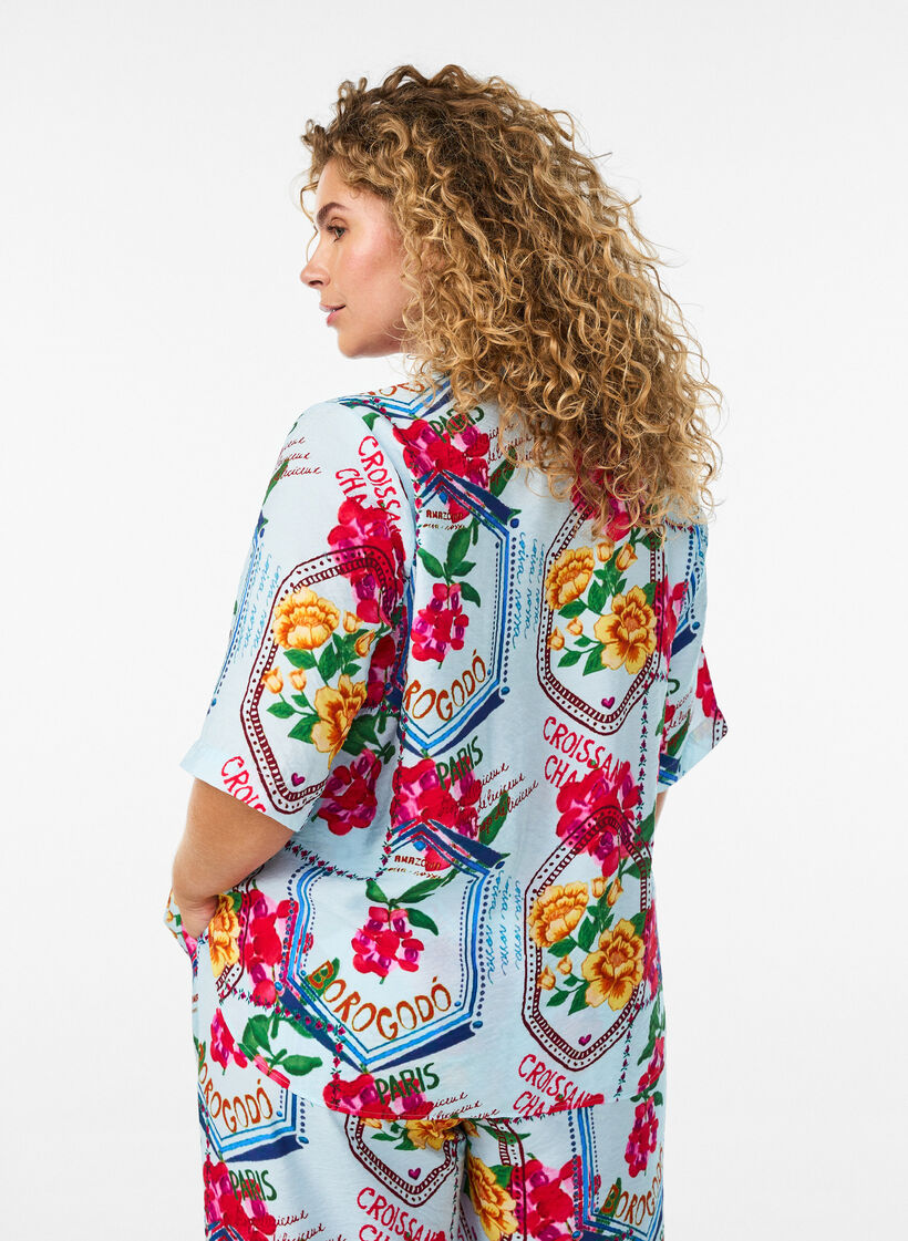Shirt blouse with elbow-length sleeves and colourful print, Light Blue, Model
