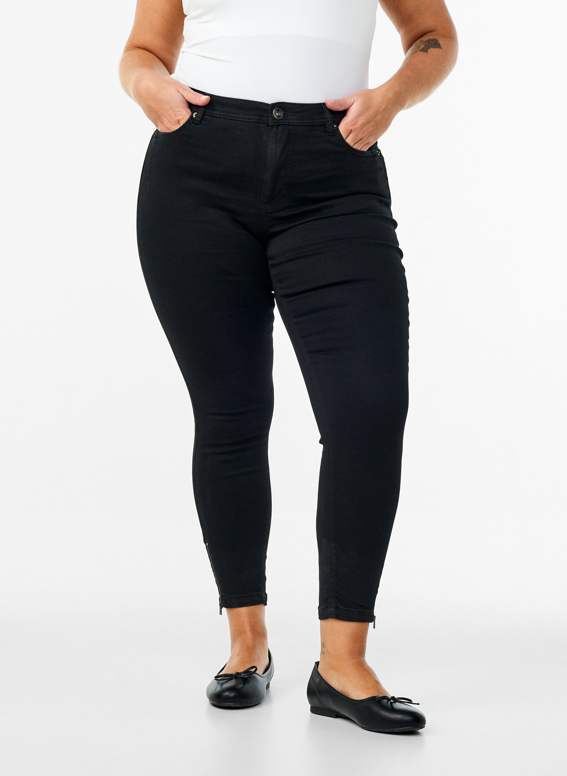 Zizzifashion Cropped Amy jeans with a zip, Black, Model image number 2
