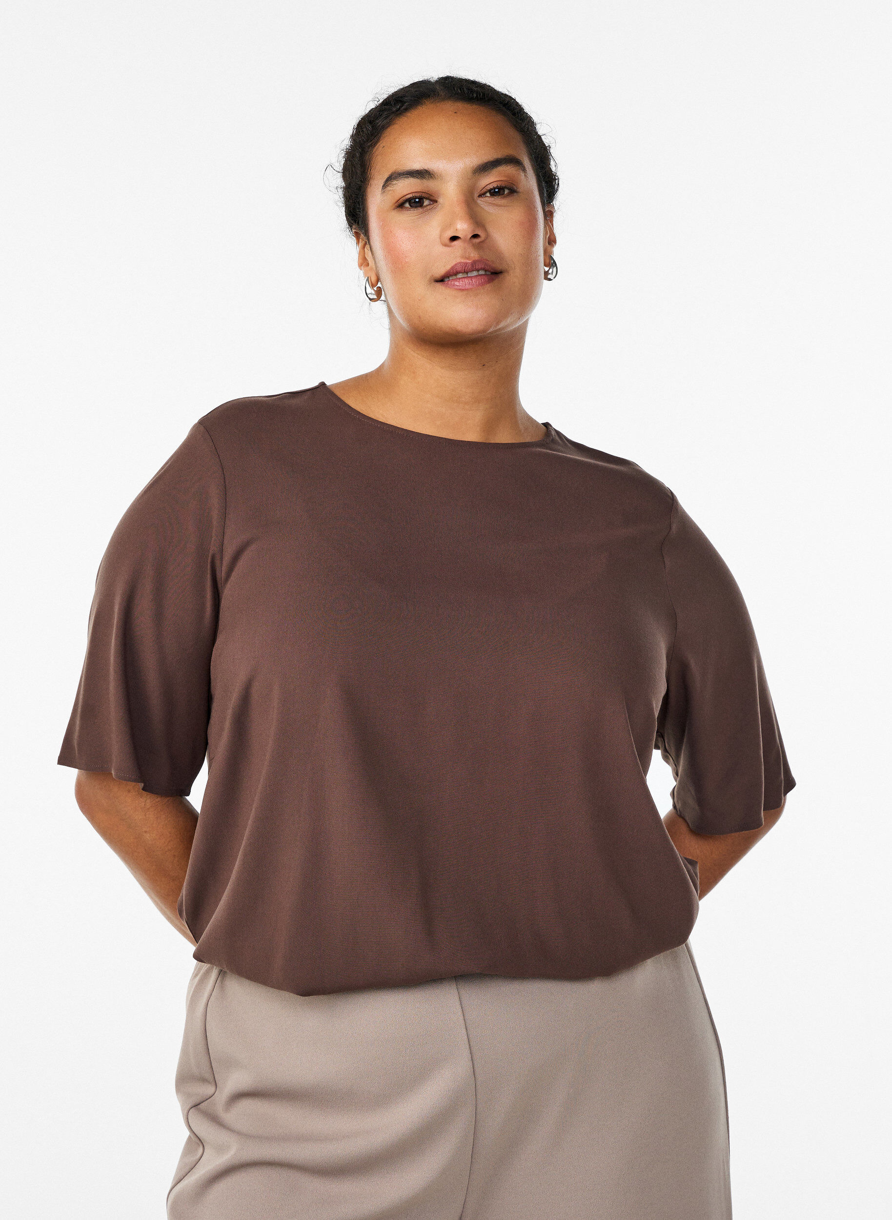 Short-sleeved woven blouse with round neck, Brown, Model