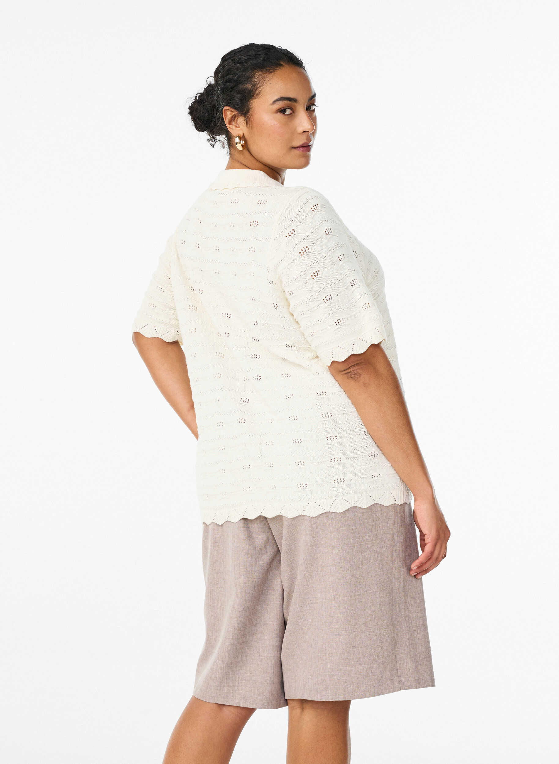 Zizzifashion Short-sleeved knit cardigan with polo collar and eyelet embroidery, Vanilla, Model image number 2
