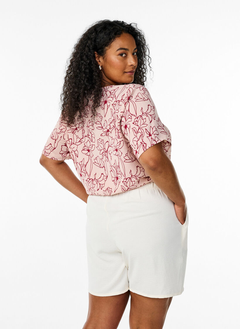 Shorts with pockets and elastic waistband, Vanilla, Model image number 1