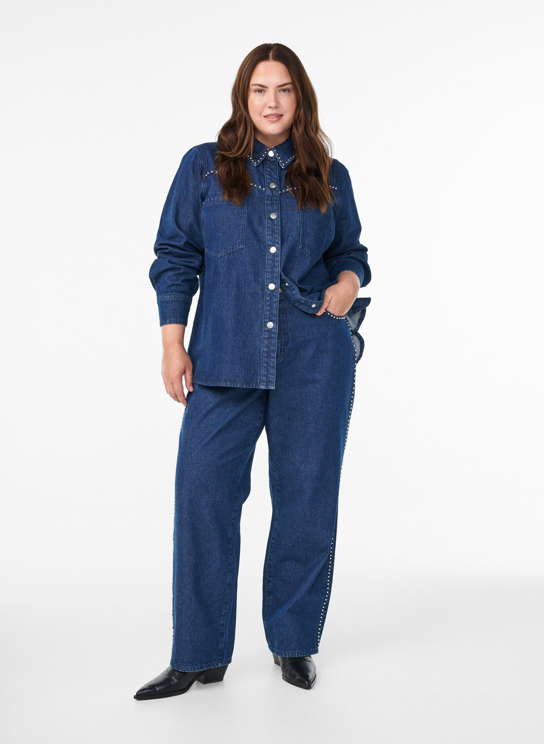 Wide leg jeans with studs and a high waist, Blue, Model