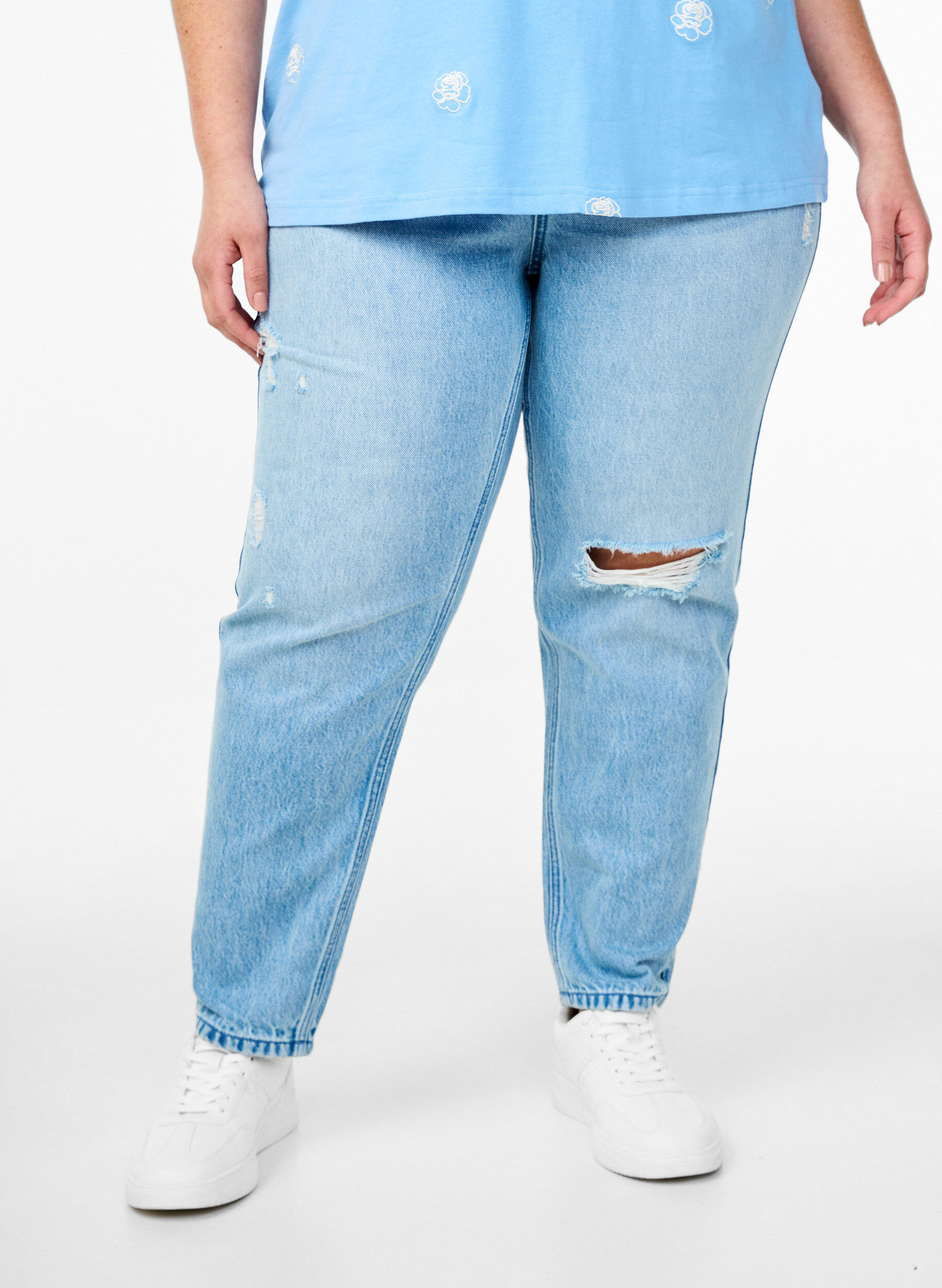 Zizzifashion Mille Mom fit jeans with distress details, Light Blue Denim, Model image number 2