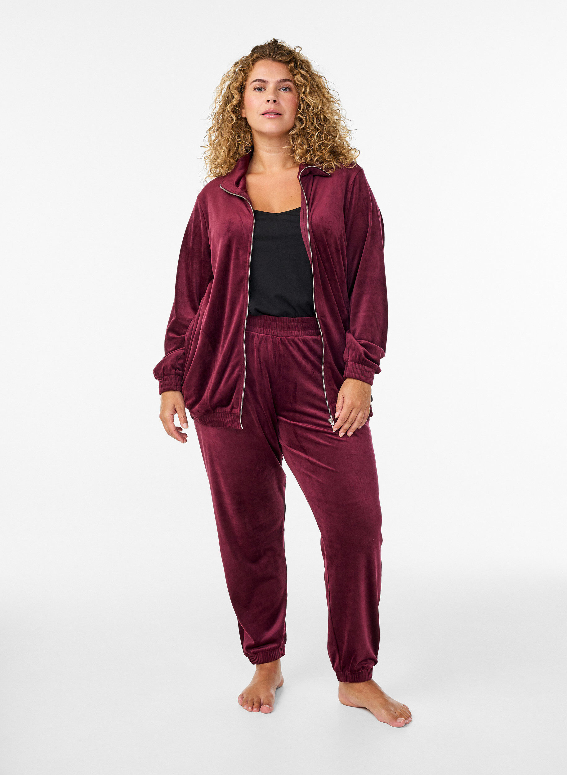 Loose velvet trousers, Dark Bordeaux, Model