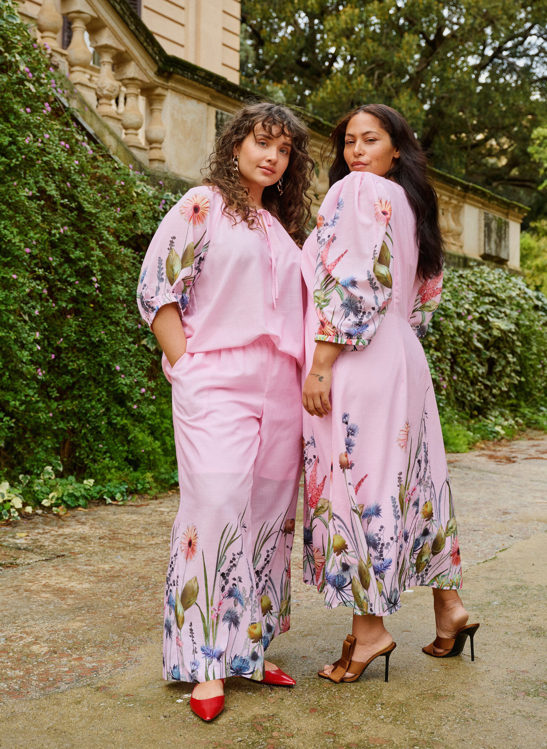 Trousers with floral print and wide legs
