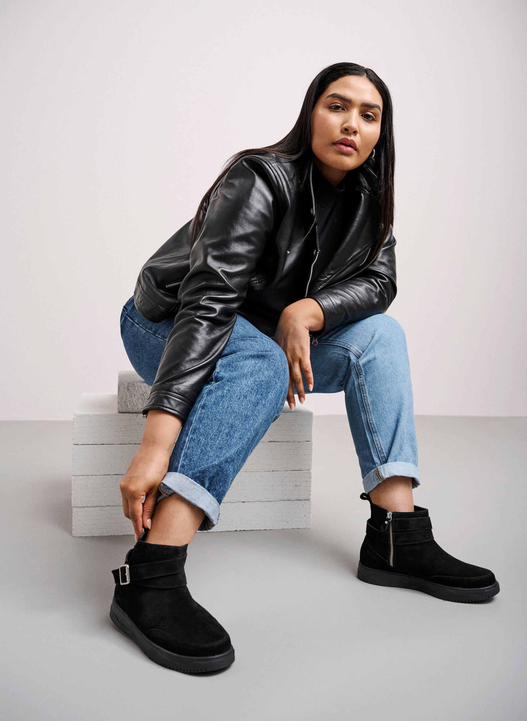 Zizzifashion Short wide fit boot in suede, Black, Image image number 0