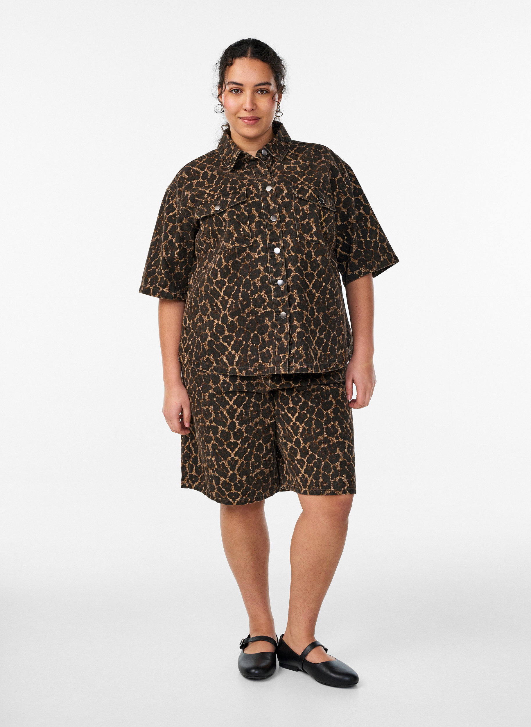 Zizzifashion Denim shirt with leopard print and short sleeves, Brown, Model image number 1