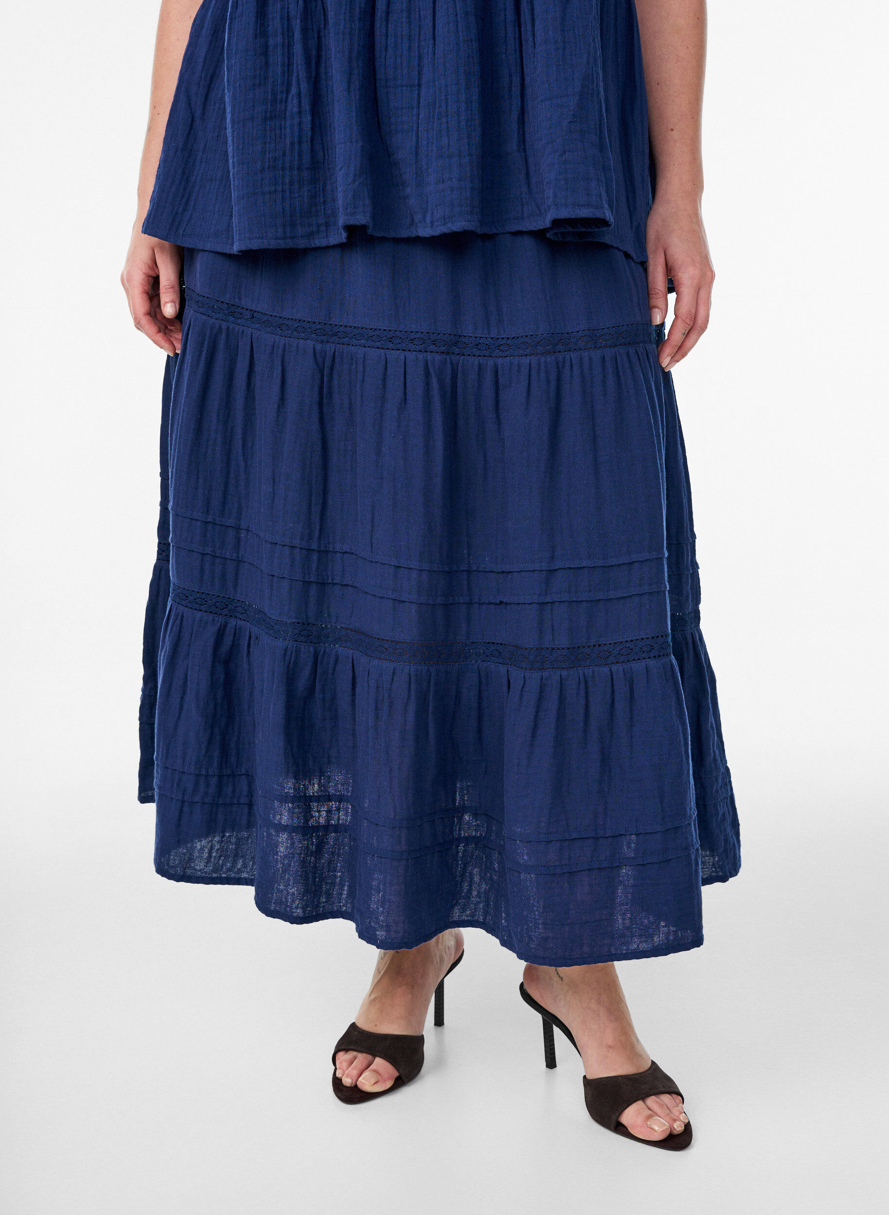 Zizzifashion A-line midi skirt in cotton muslin with crochet band, Blue, Model image number 2